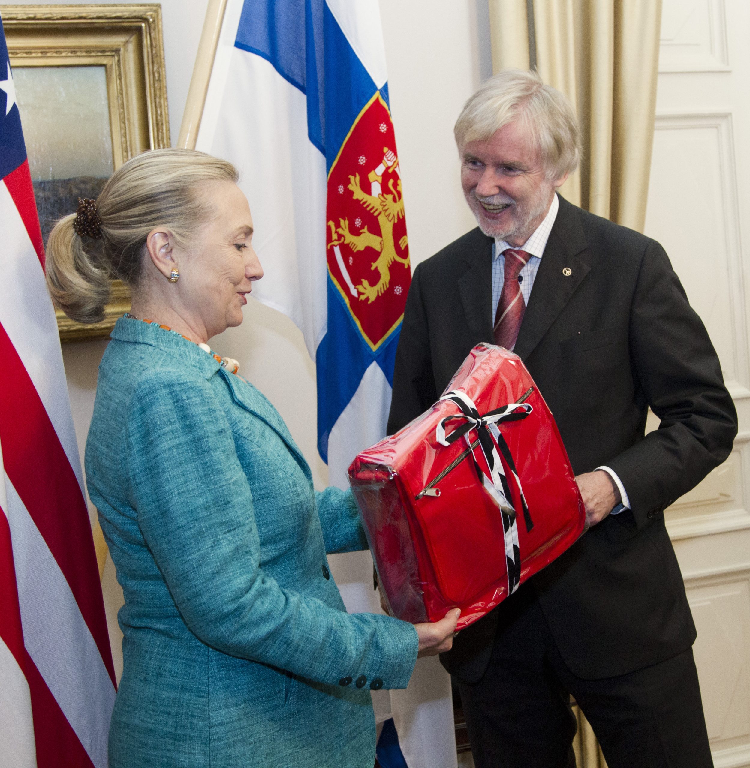 Clinton tops Obama in gifts from foreign leaders