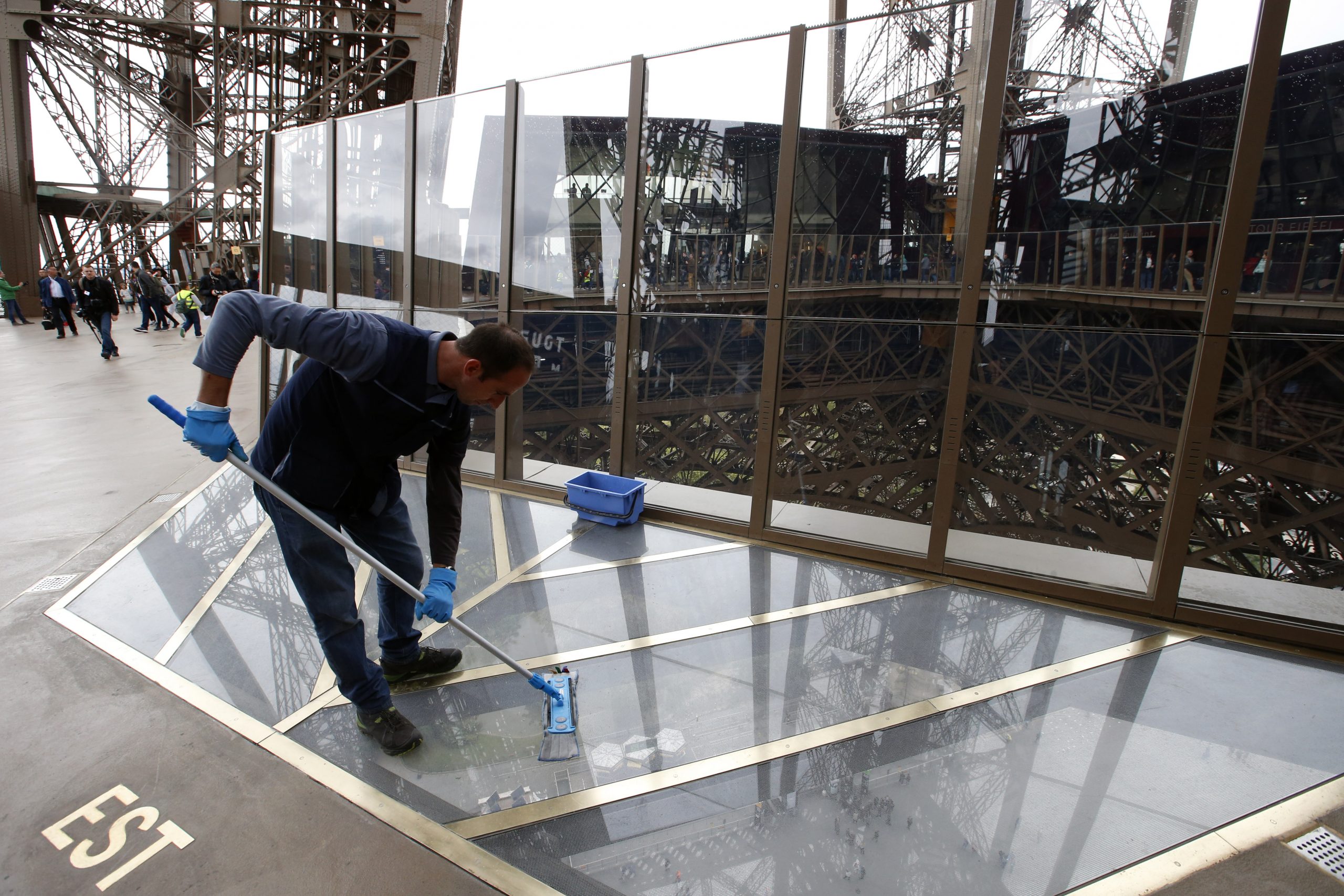 Eiffel Tower gets $38M vertigo-inducing face lift