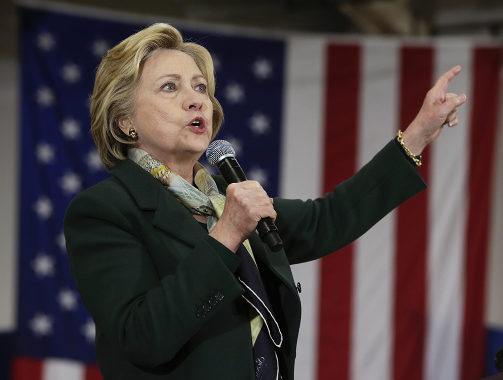 Clinton steps up courtship of New York Latinos
