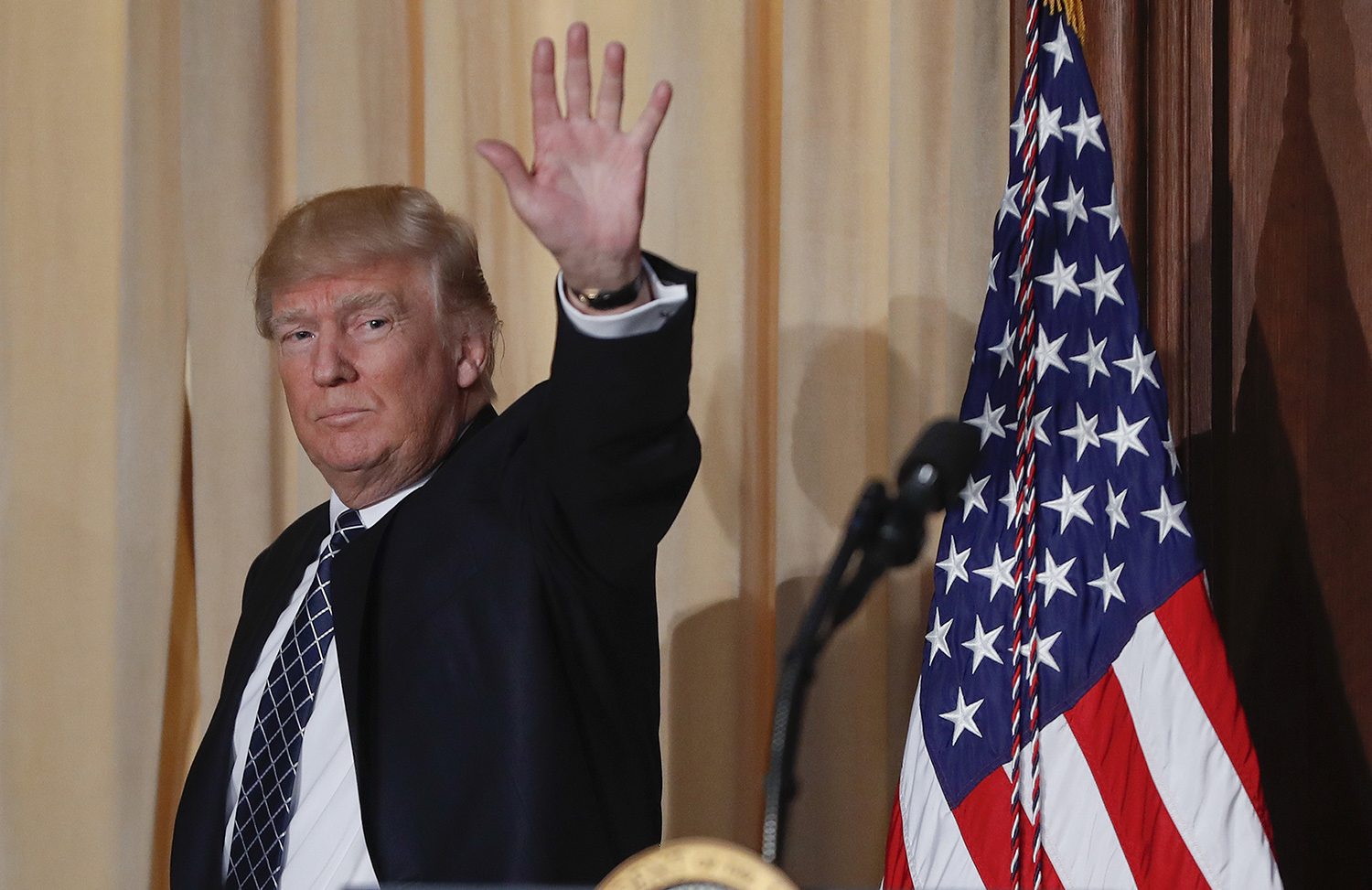 Poll: Trump’s approval rating drops to lowest point since he took office