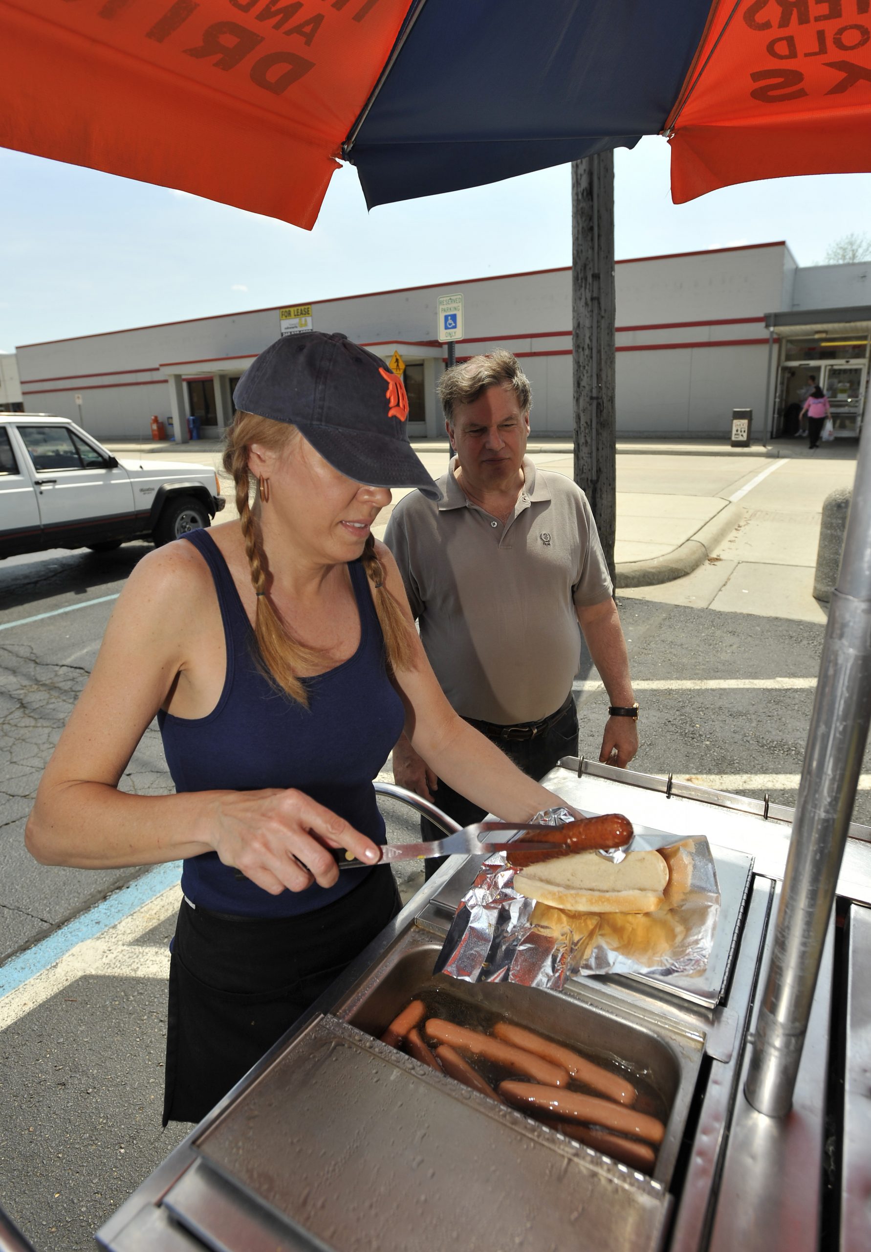 Booted hot dog vendor returns after business flap