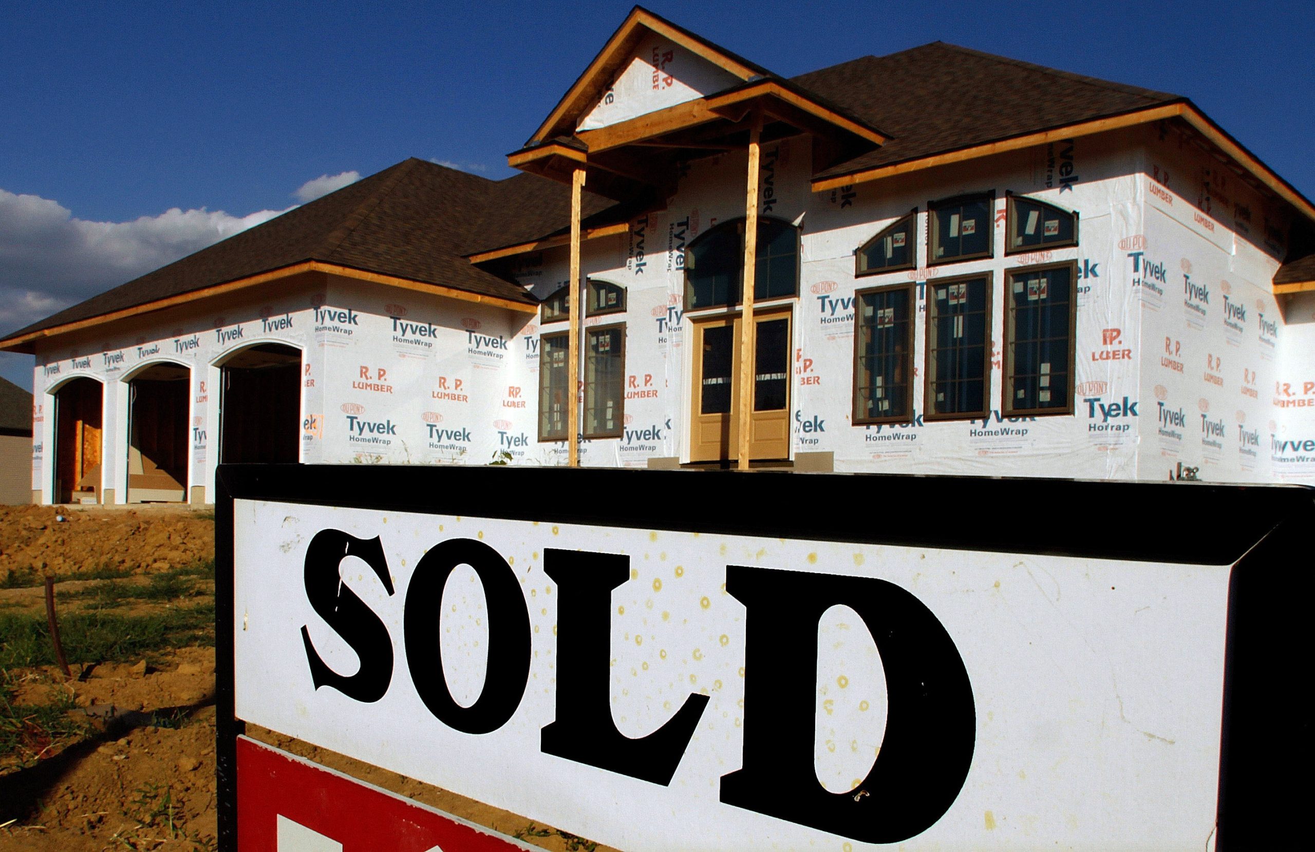 Rising home sales, consumer confidence point to strengthening economy