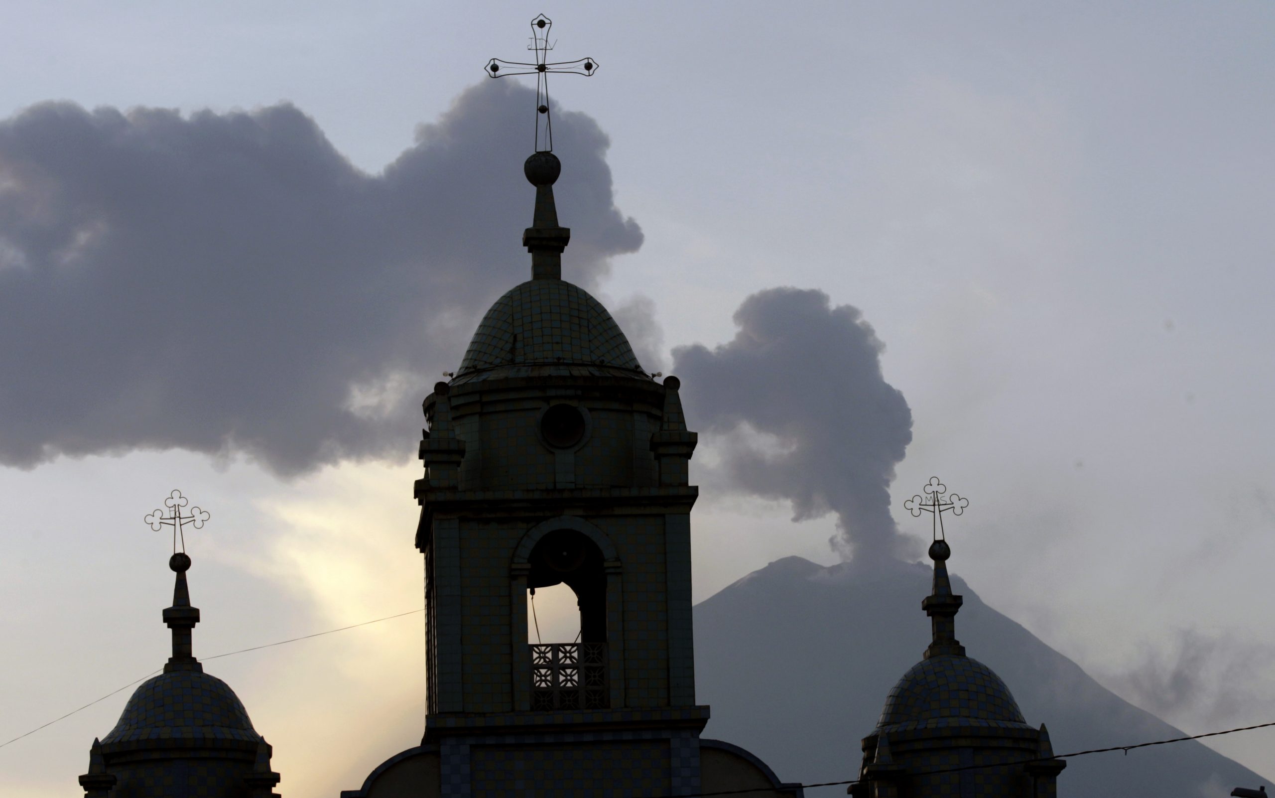 Ecuador’s Tungurahua volcano prompts evacuations