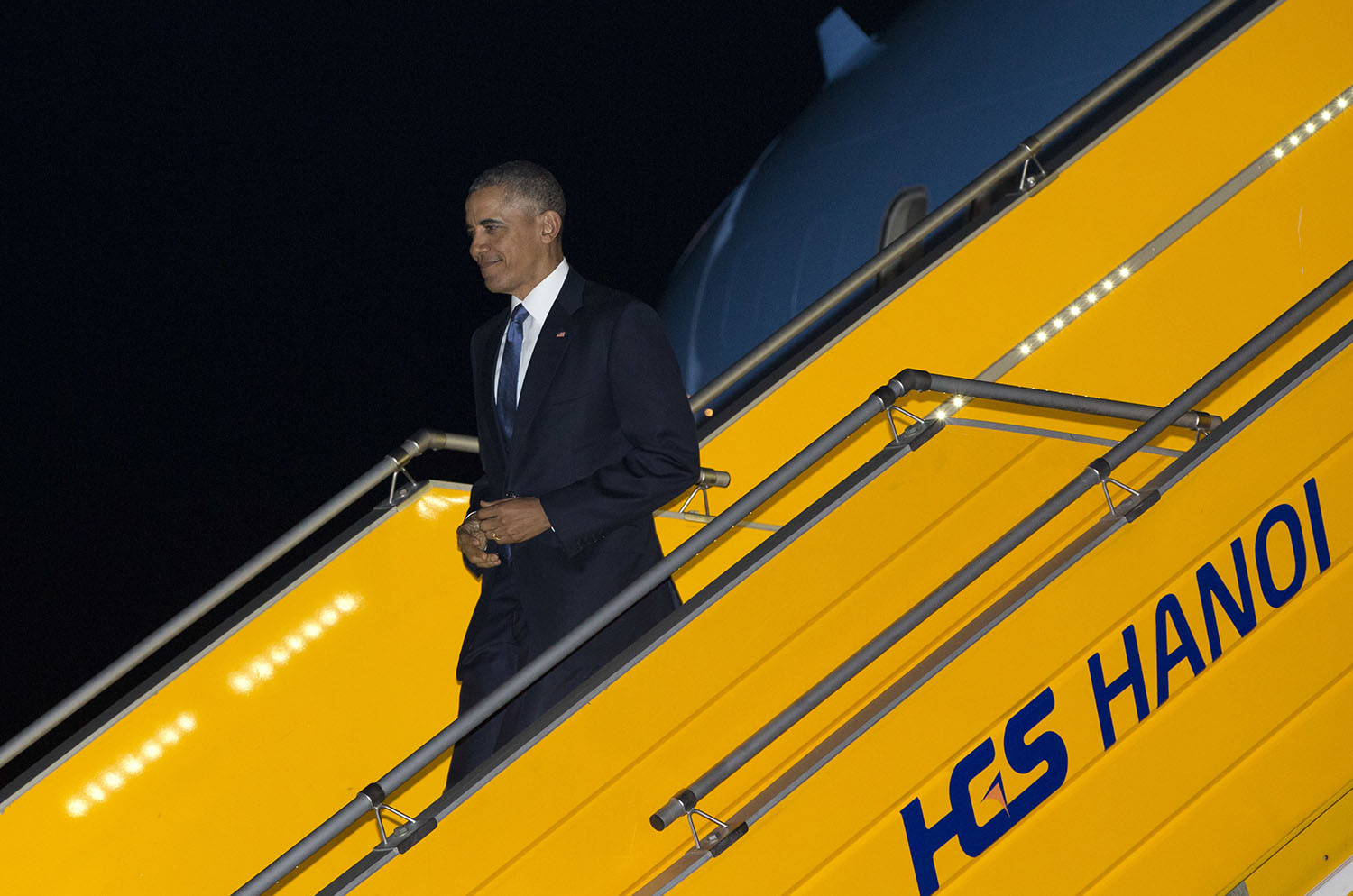 Obama arrives in Vietnam