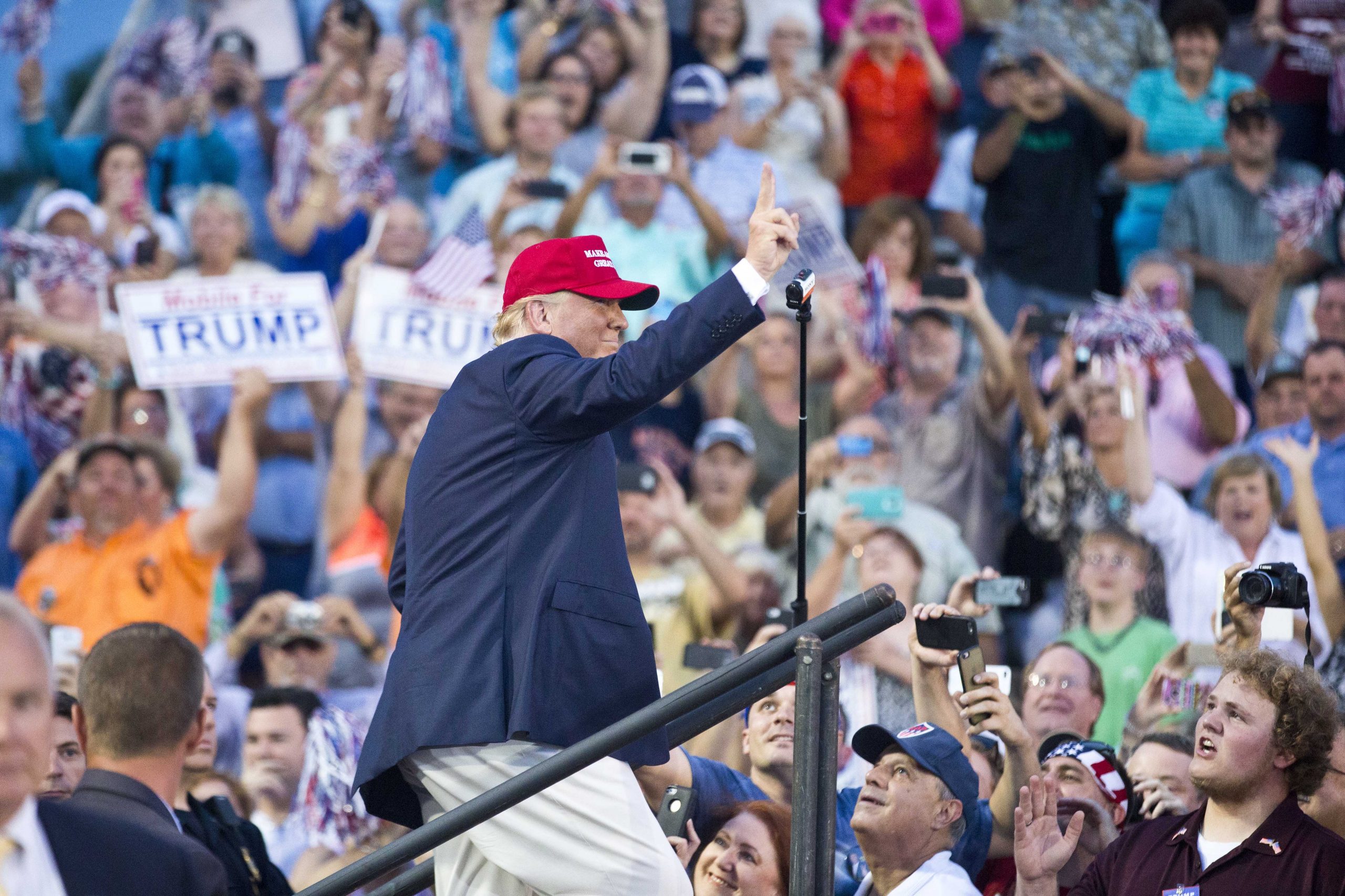 Poll: Trump winning S.C., GOP wants non-politician