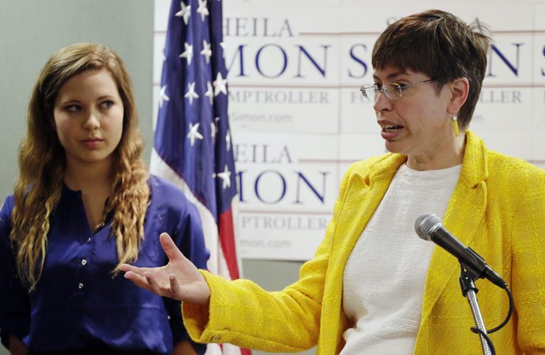 FILE - In this July 31, 2013 file photo, Illinois Lt. Gov. Sheila Simon, accompanied by her daughter Brennan Knop, announces her candidacy for Illinois comptroller at a news conference in Chicago. Simon faces incumbent Republican Comptroller Judy Baar Topinka in the November election.  (AP Photo/M. Spencer Green, File)