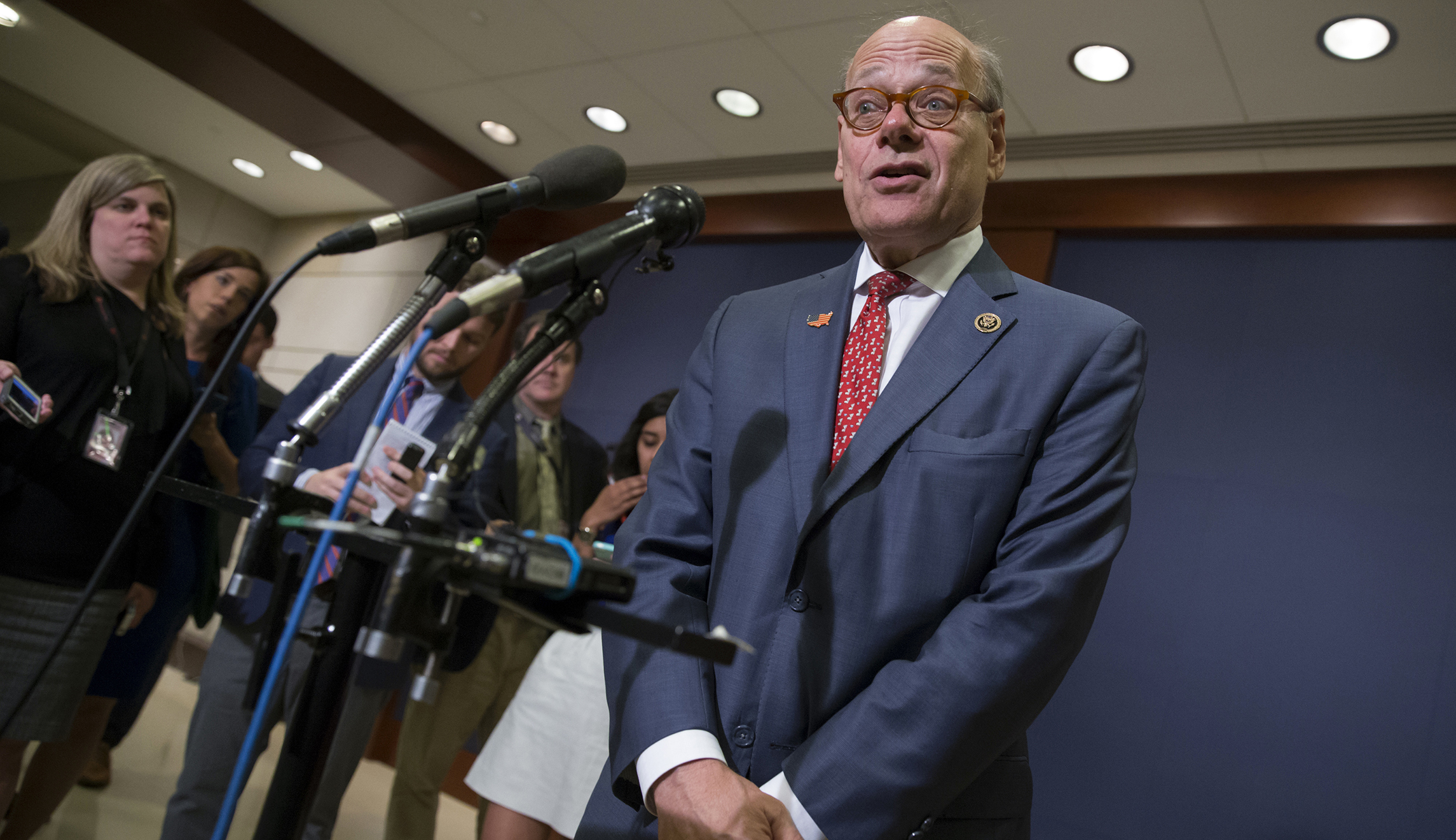 24 Democrats sign resolution of no confidence in Trump