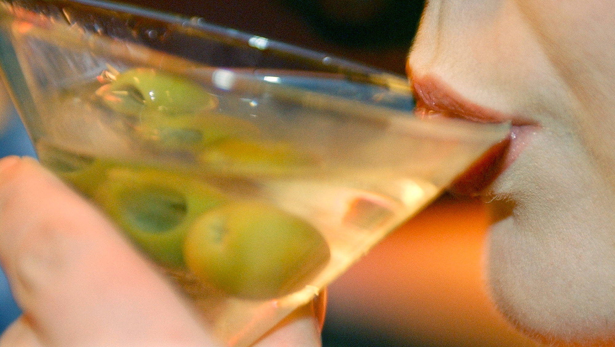 Michigan Senate OKs cocktails to go