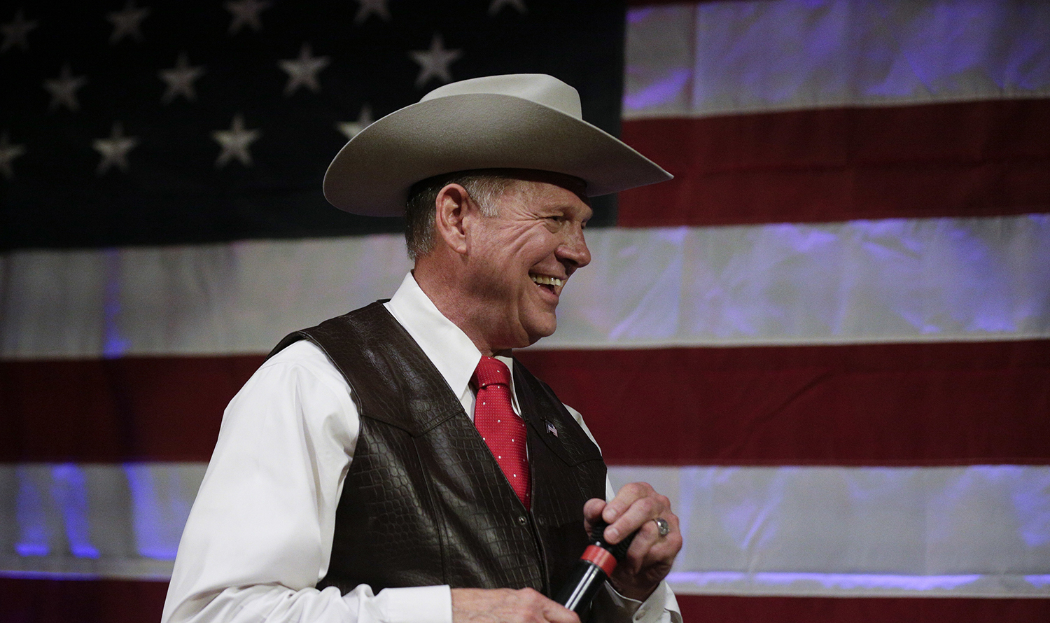 Republicans on edge with Roy Moore poised to upset Luther Strange in Alabama