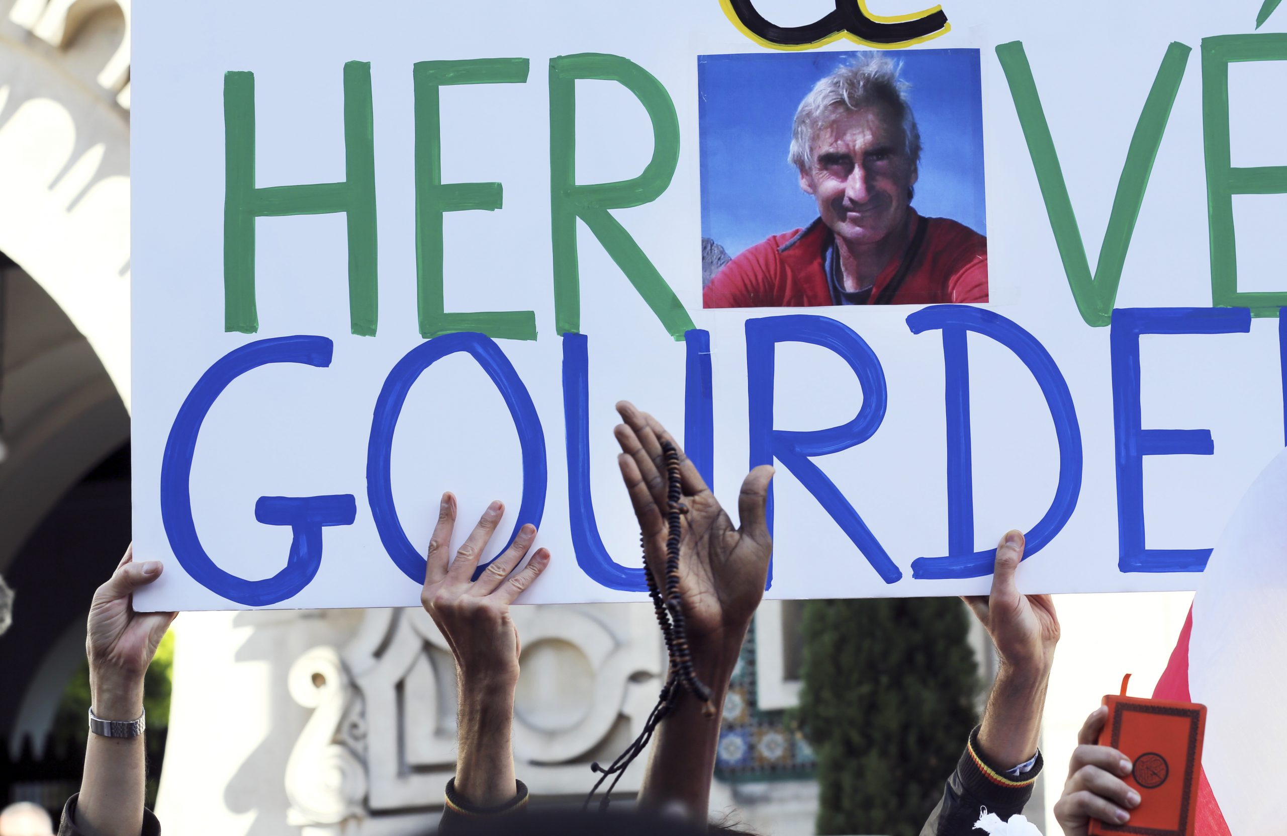 Western Muslims, troubled, rally against extremism