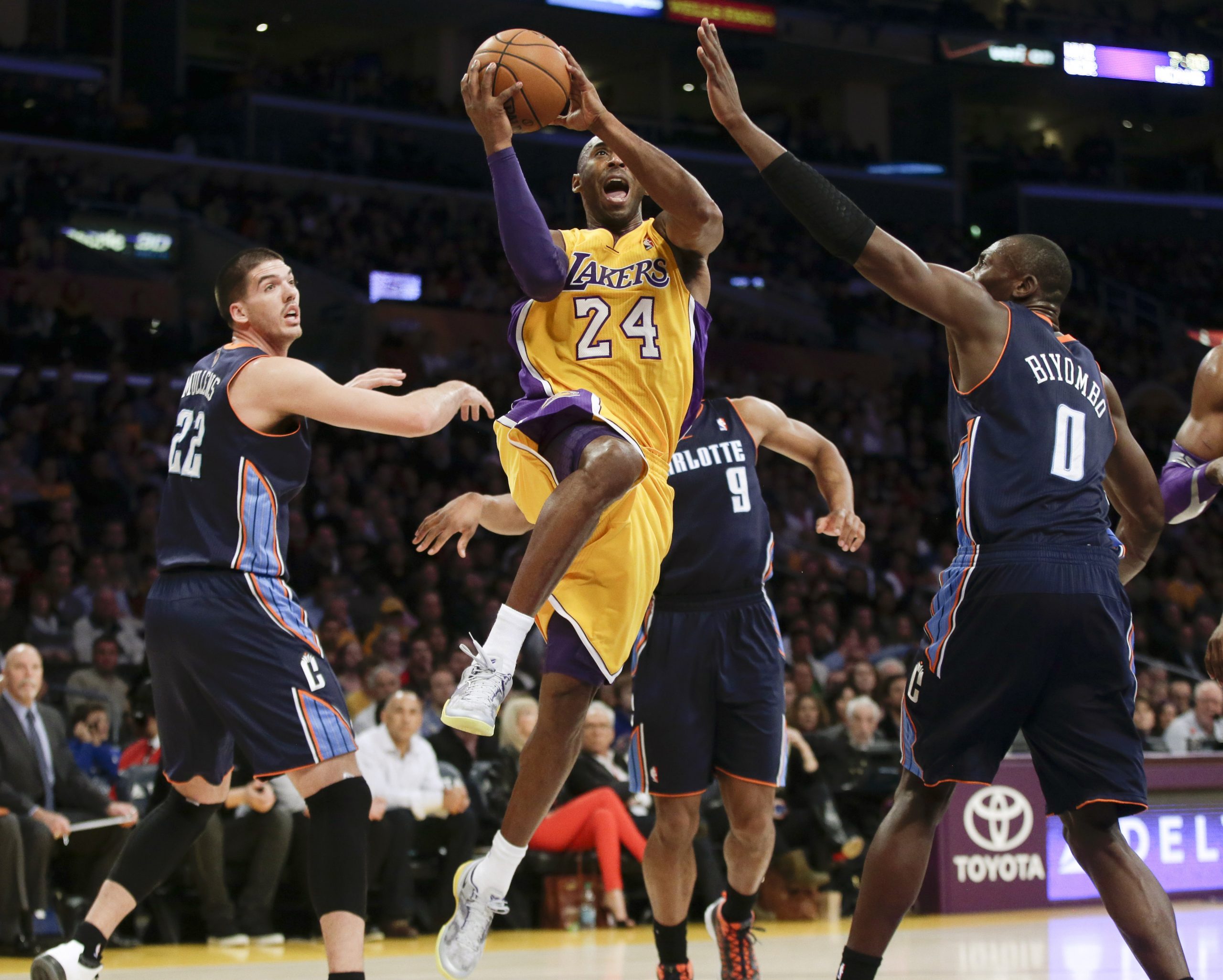 Lakers hand Bobcats 12th straight loss, 101-100
