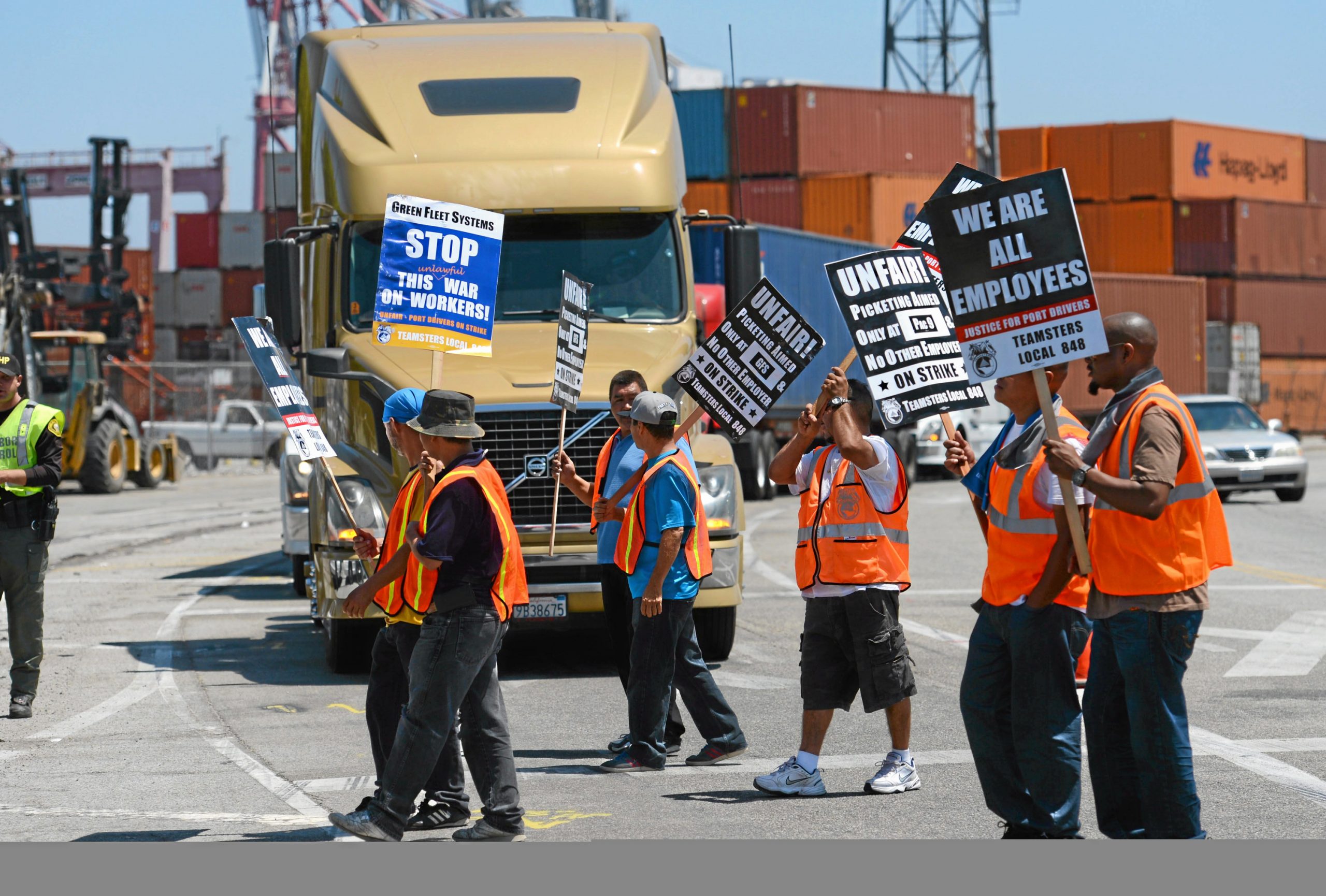 Labor dispute briefly shuts LA, Long Beach ports