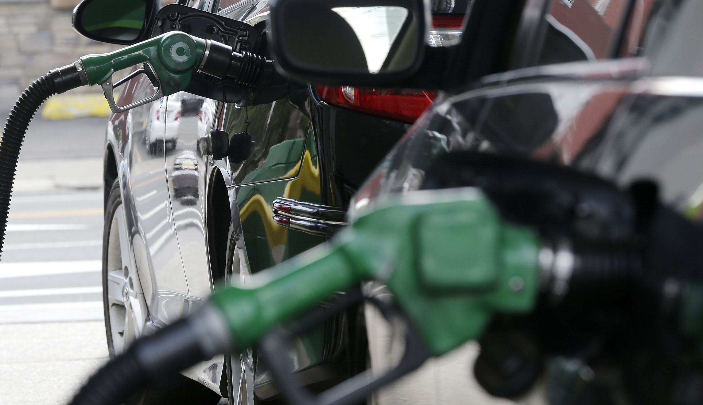 At oil industry request, EPA delays switch to cleaner-burning summer gasoline