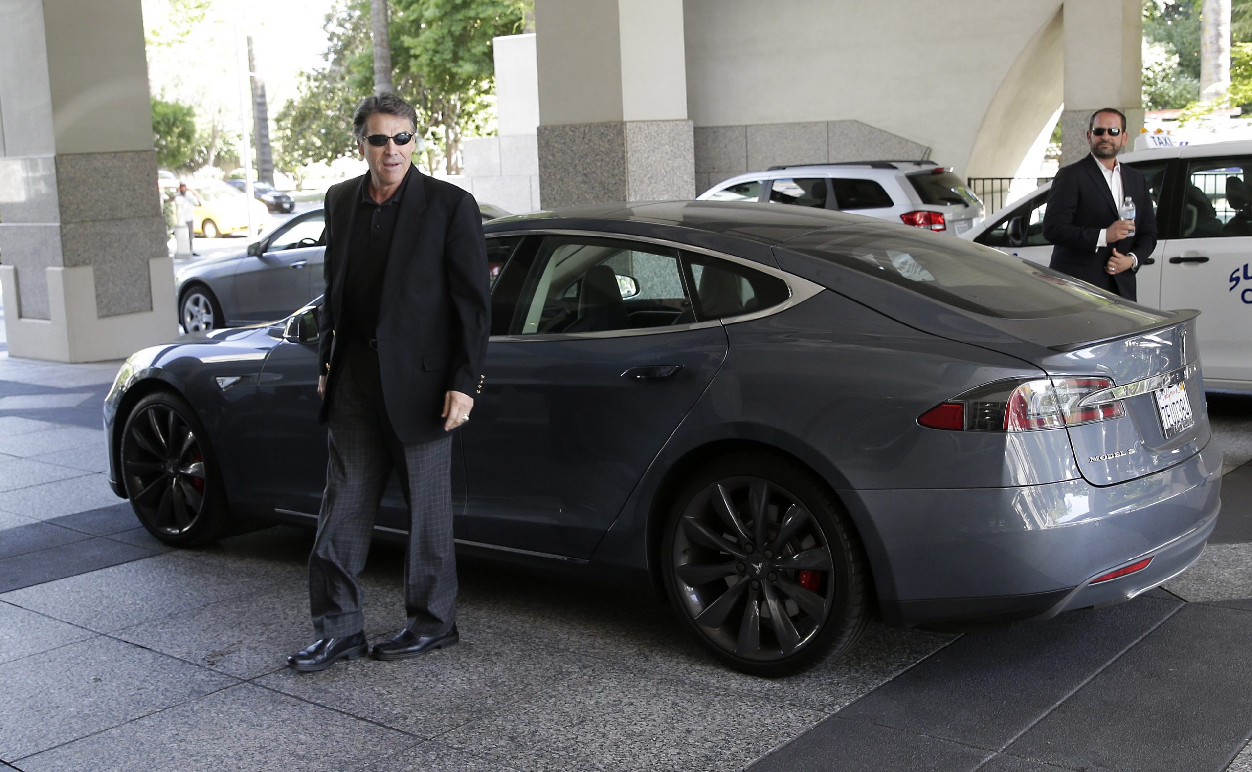 Perry brings fight for Tesla factory to California