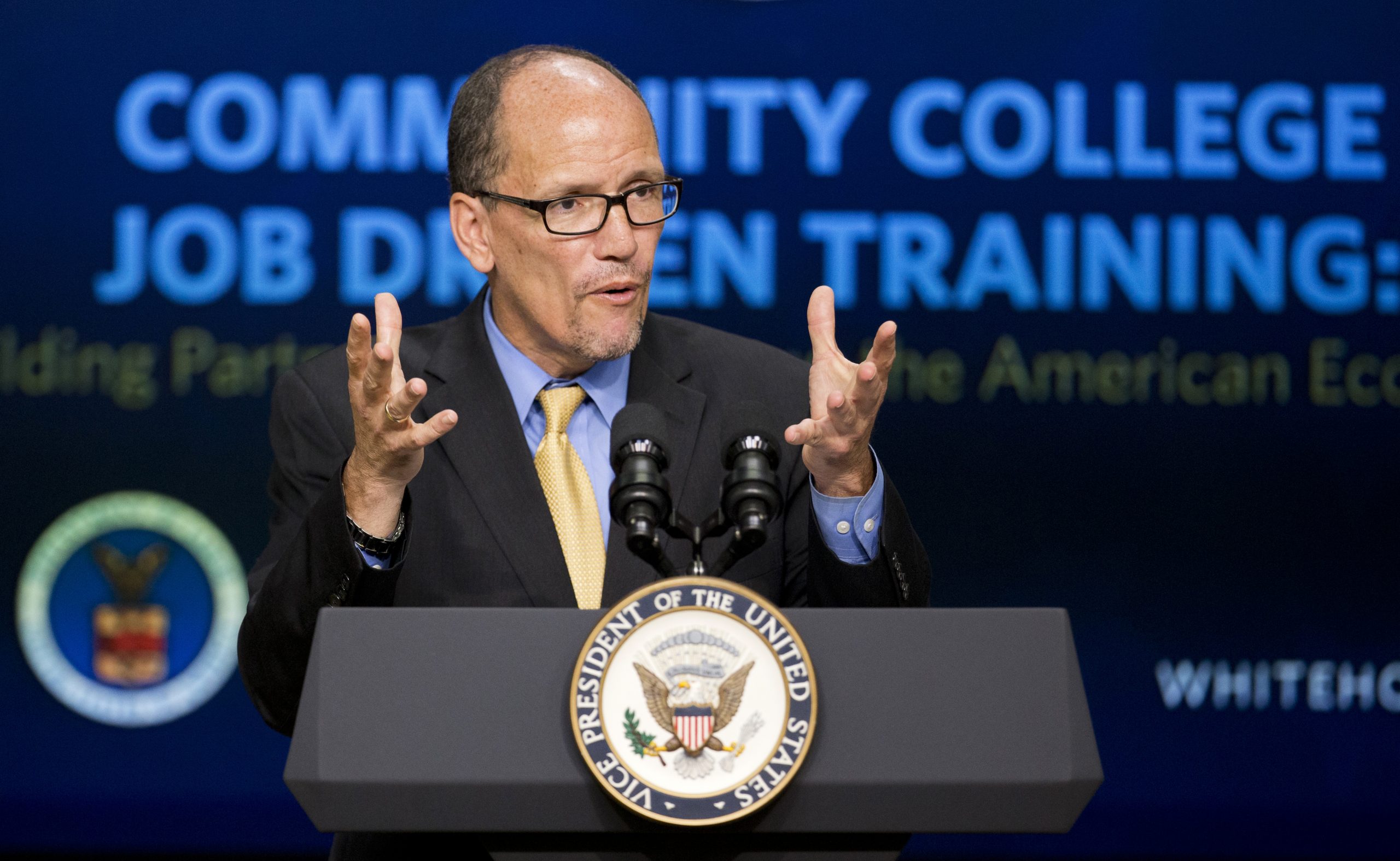 Labor Department sets $10.10 minimum wage for federal contractors
