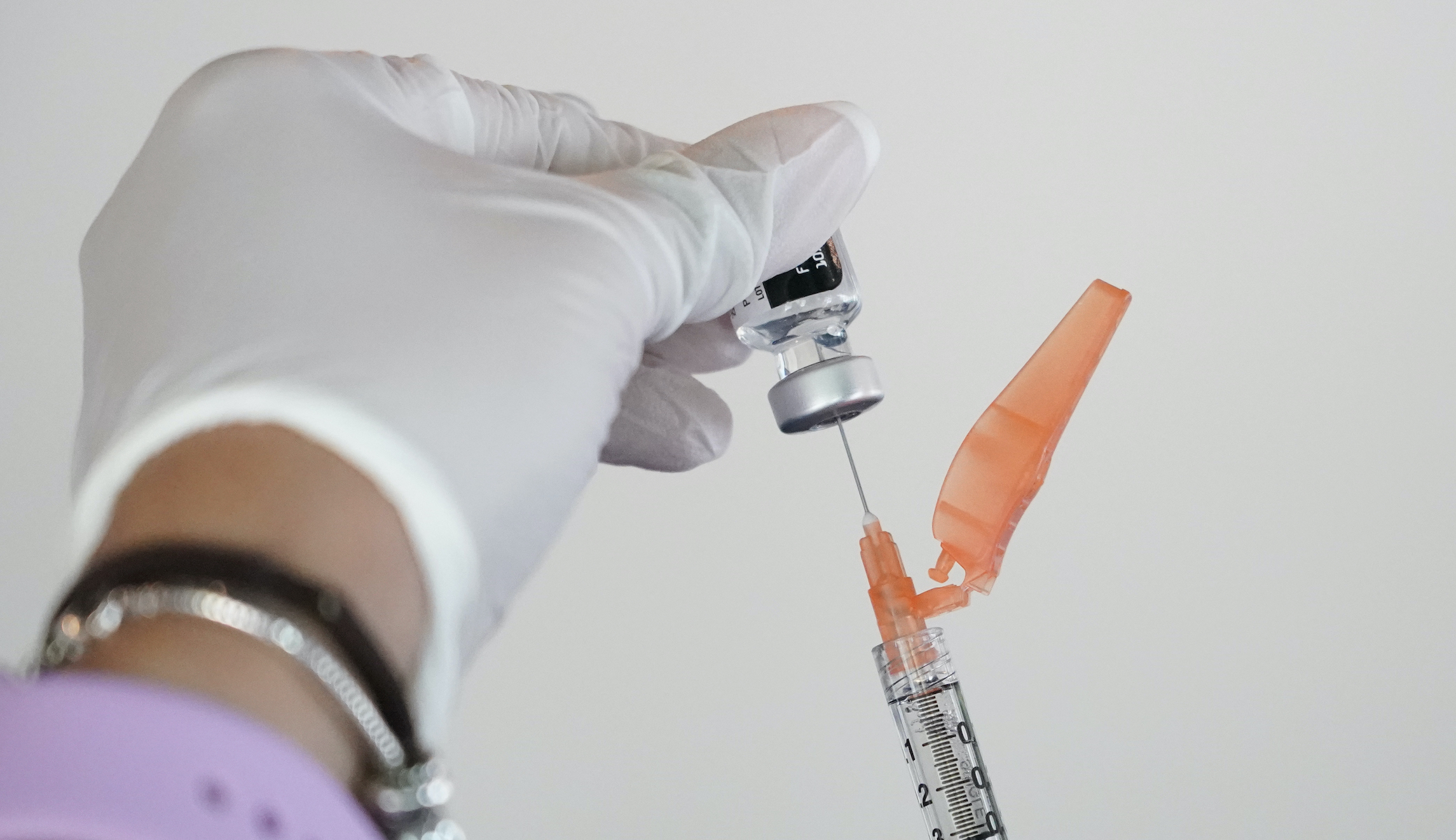 Biden administration expects smooth COVID booster rollout despite line-cutters