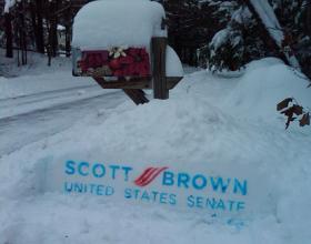 Scott Brown Rallies Crowd in Quincy, Hits Coakley on Taxes