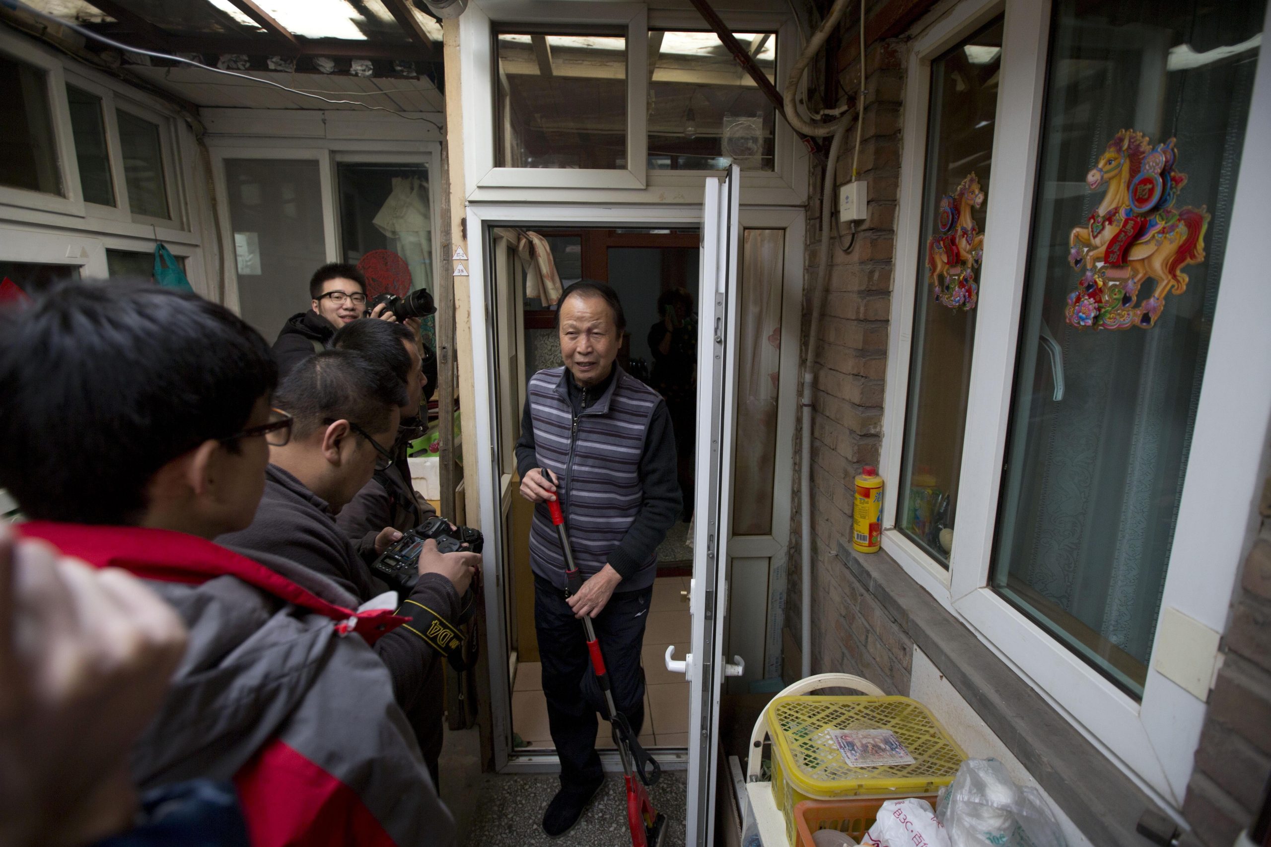 China leader’s stroll in Beijing alley sparks buzz