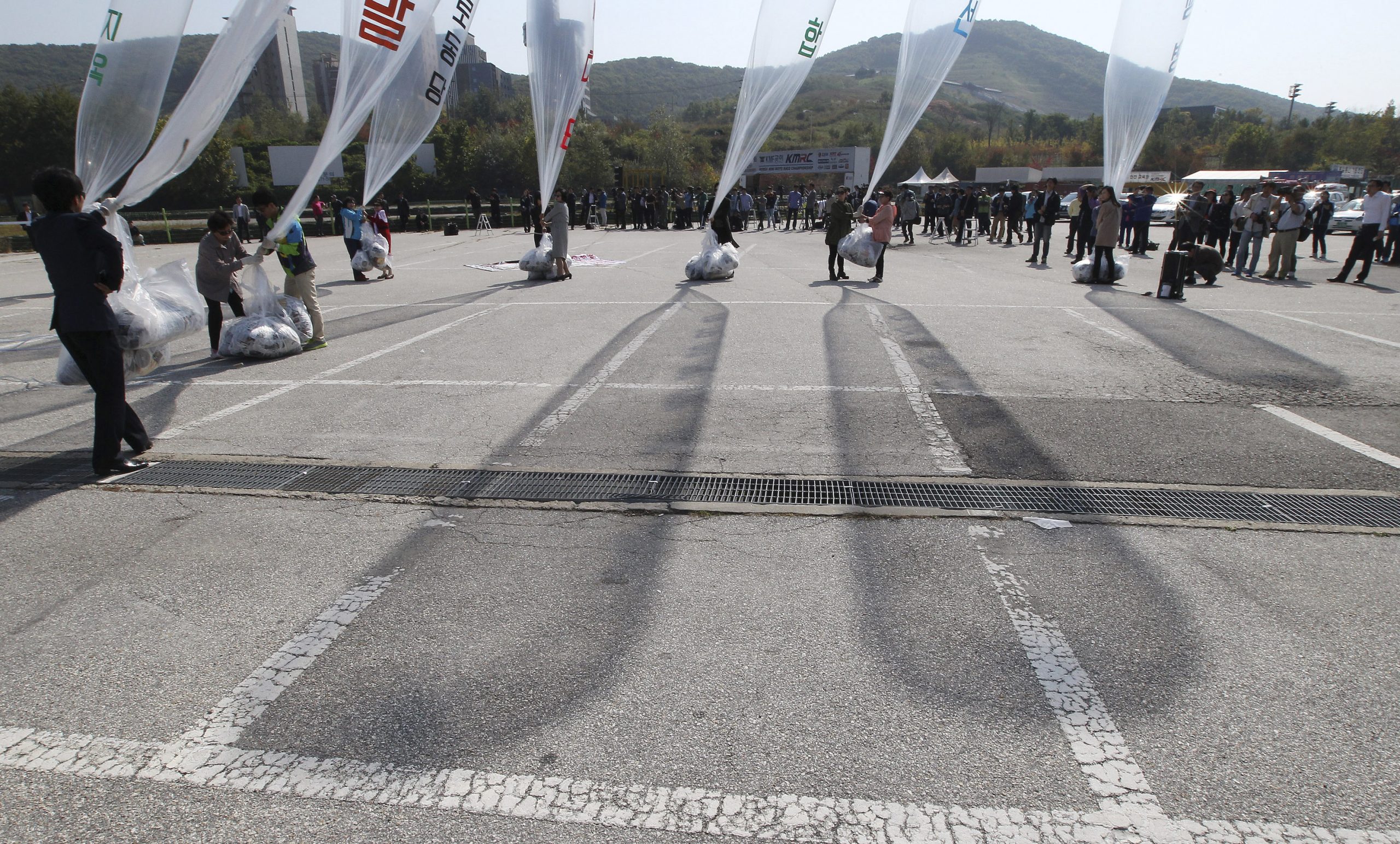 Rival Koreas trade fire over propaganda balloons