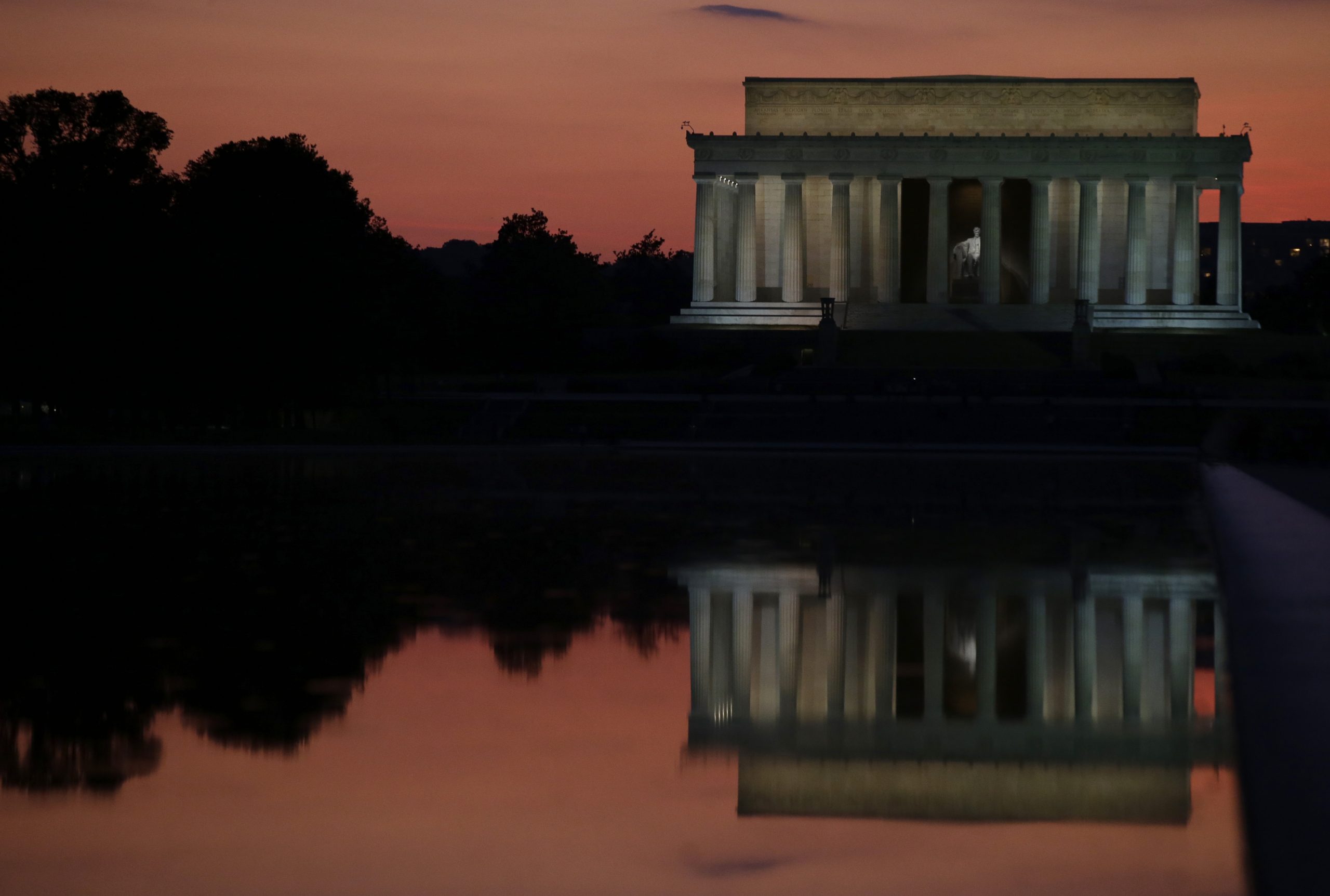 Civil War over: South Carolinian cuts grass at Lincoln Memorial