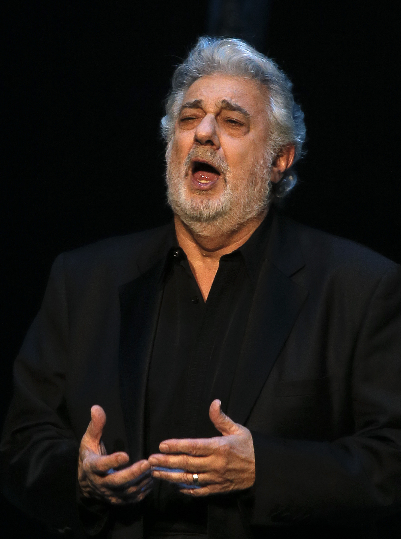 Tenor, soccer fan Domingo to perform at WCup