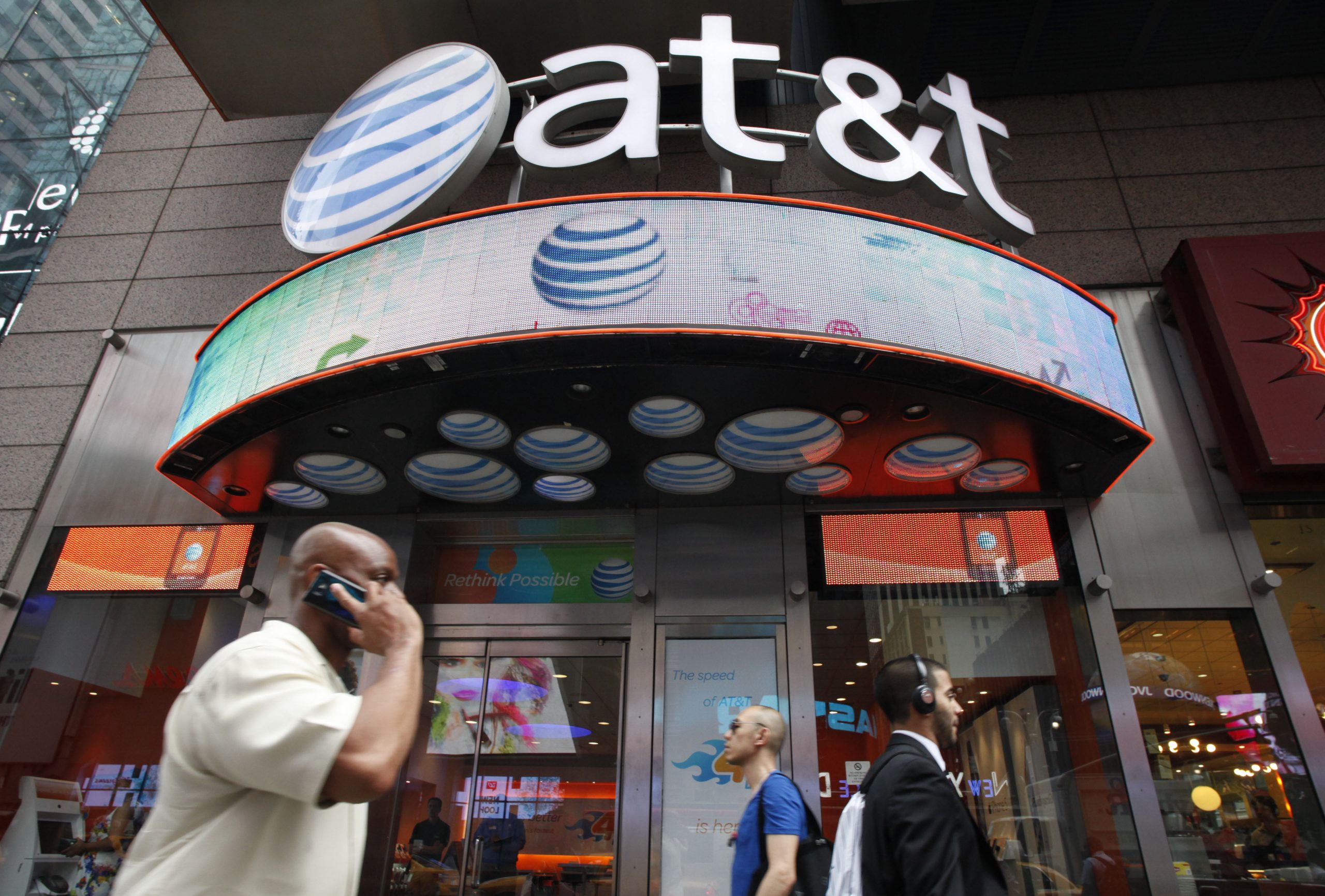 AT&T posts 4Q profit, higher revenue