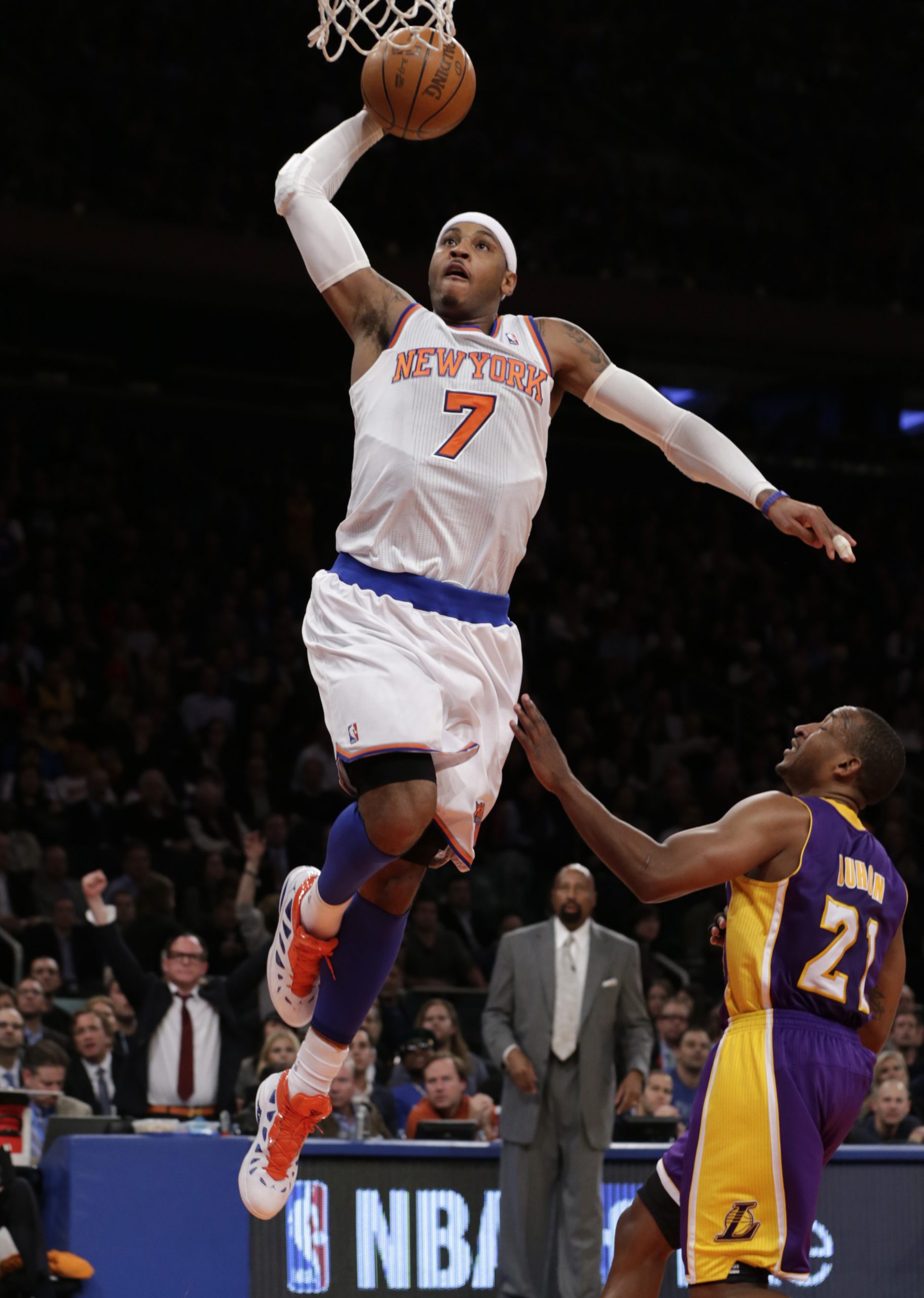Anthony scores 30 as Knicks beat slumping Lakers