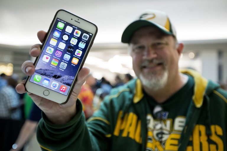 Big new iPhone brings Apple more profit