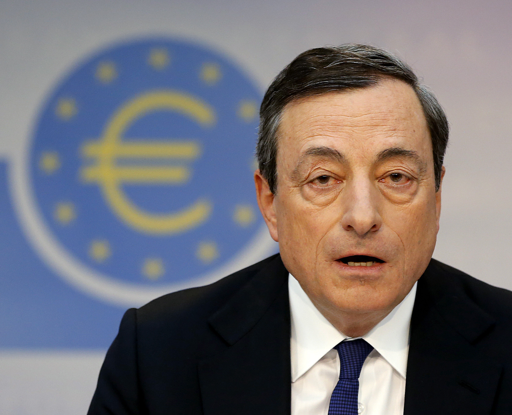 European Central Bank leaves rates unchanged amid falling inflation, considers quantitative easing