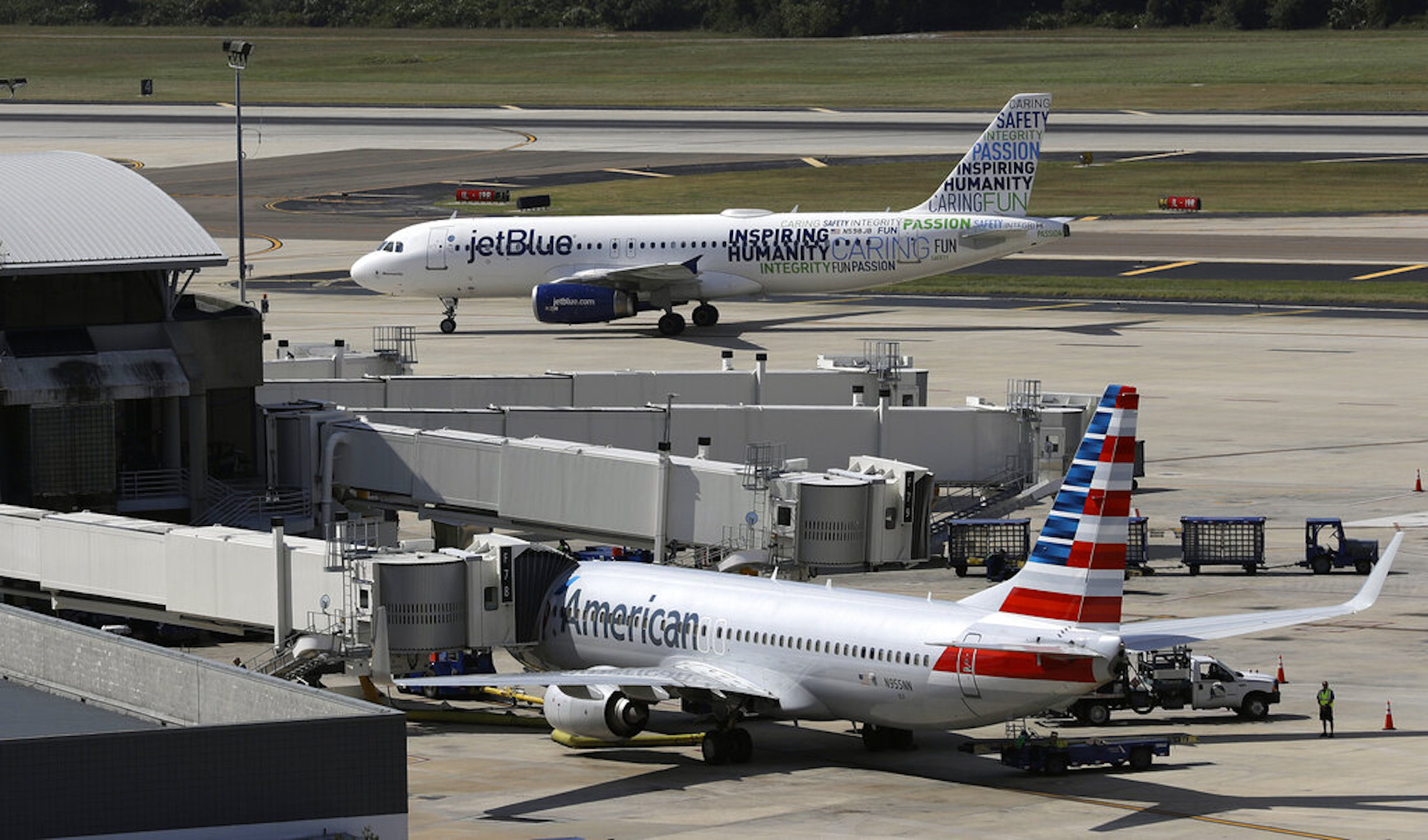 Pilot union warns of staffing shortages if American Airlines refuses vaccination exemptions