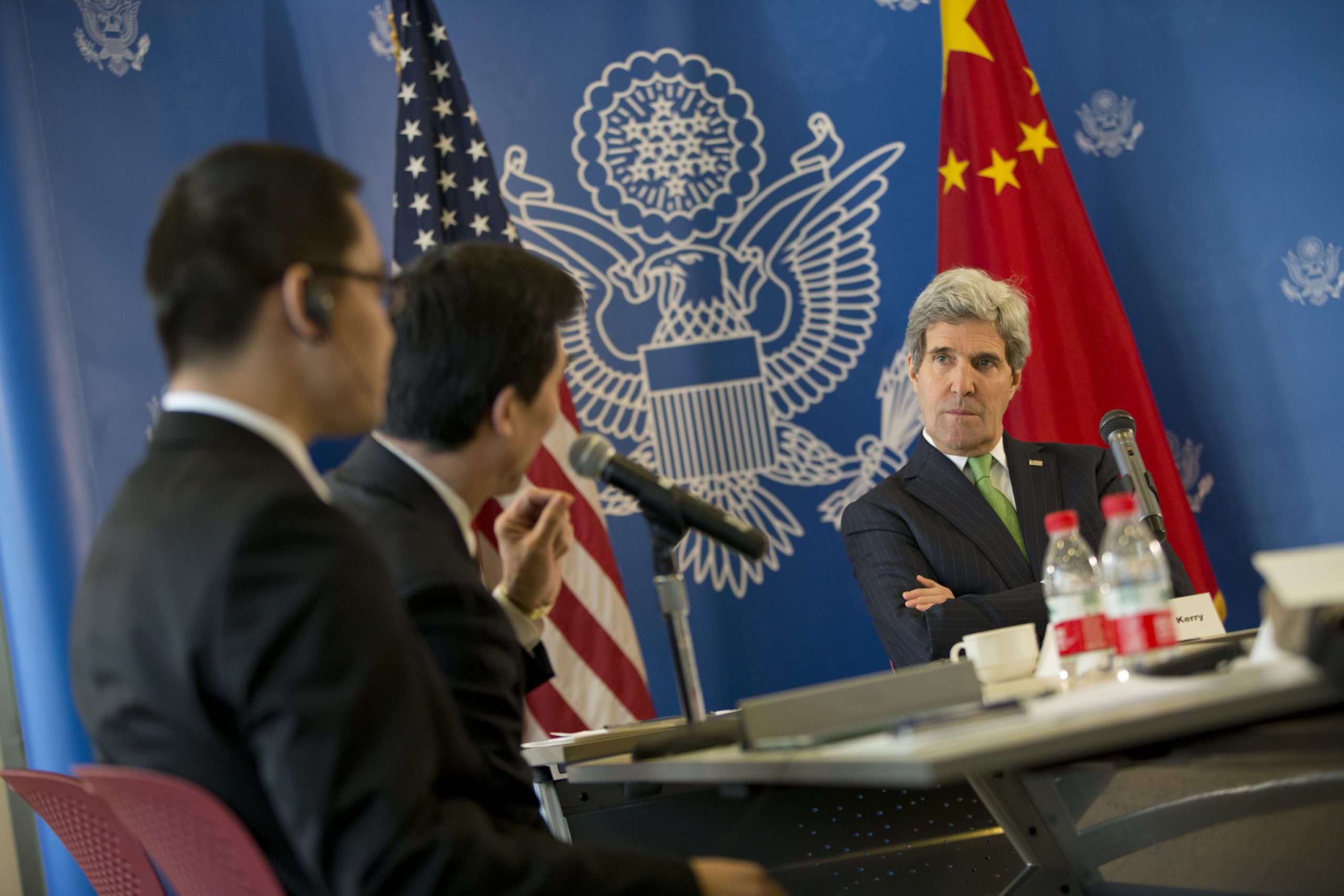 Kerry presses China to ease Internet controls