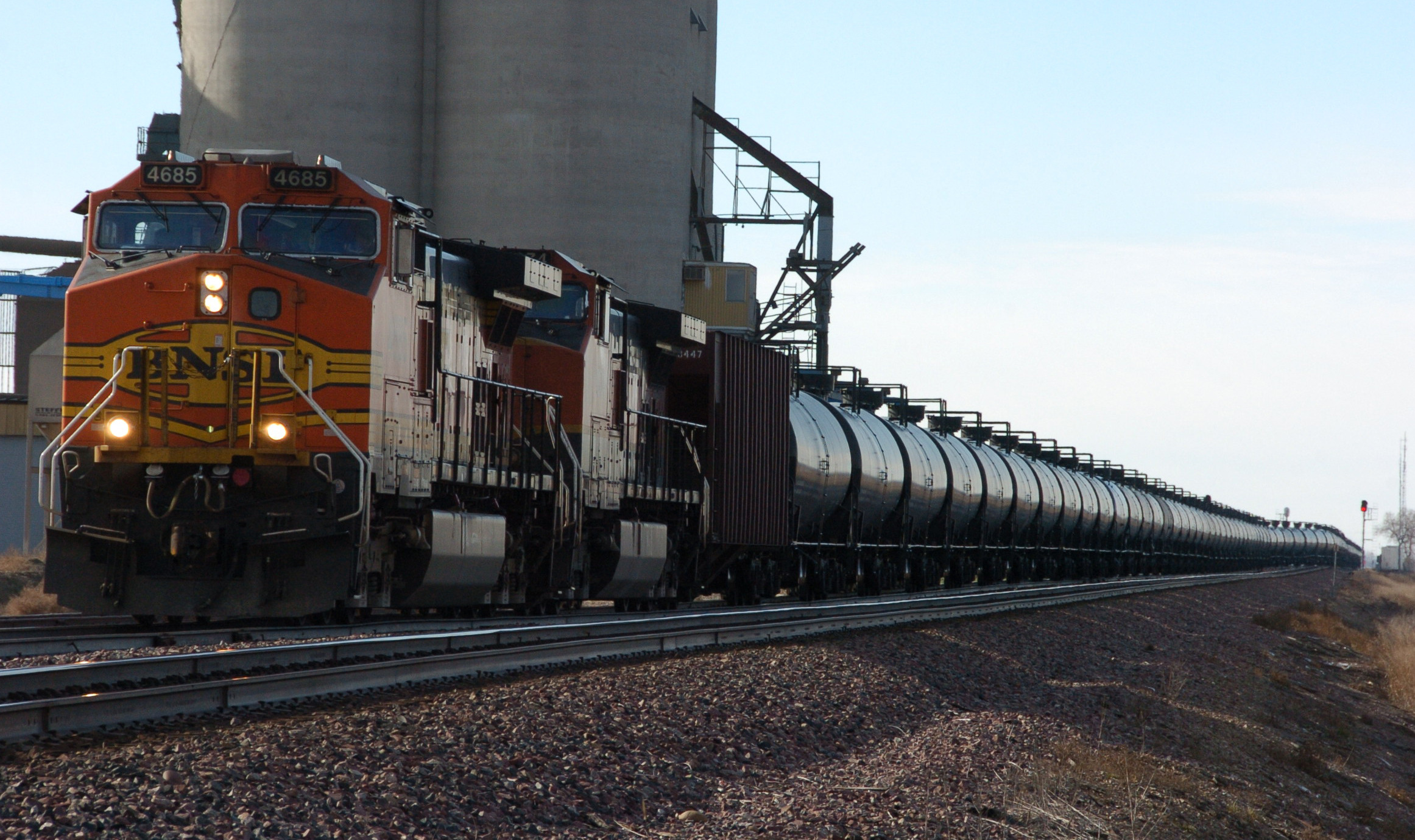 Oil trains raise concerns in small towns, cities