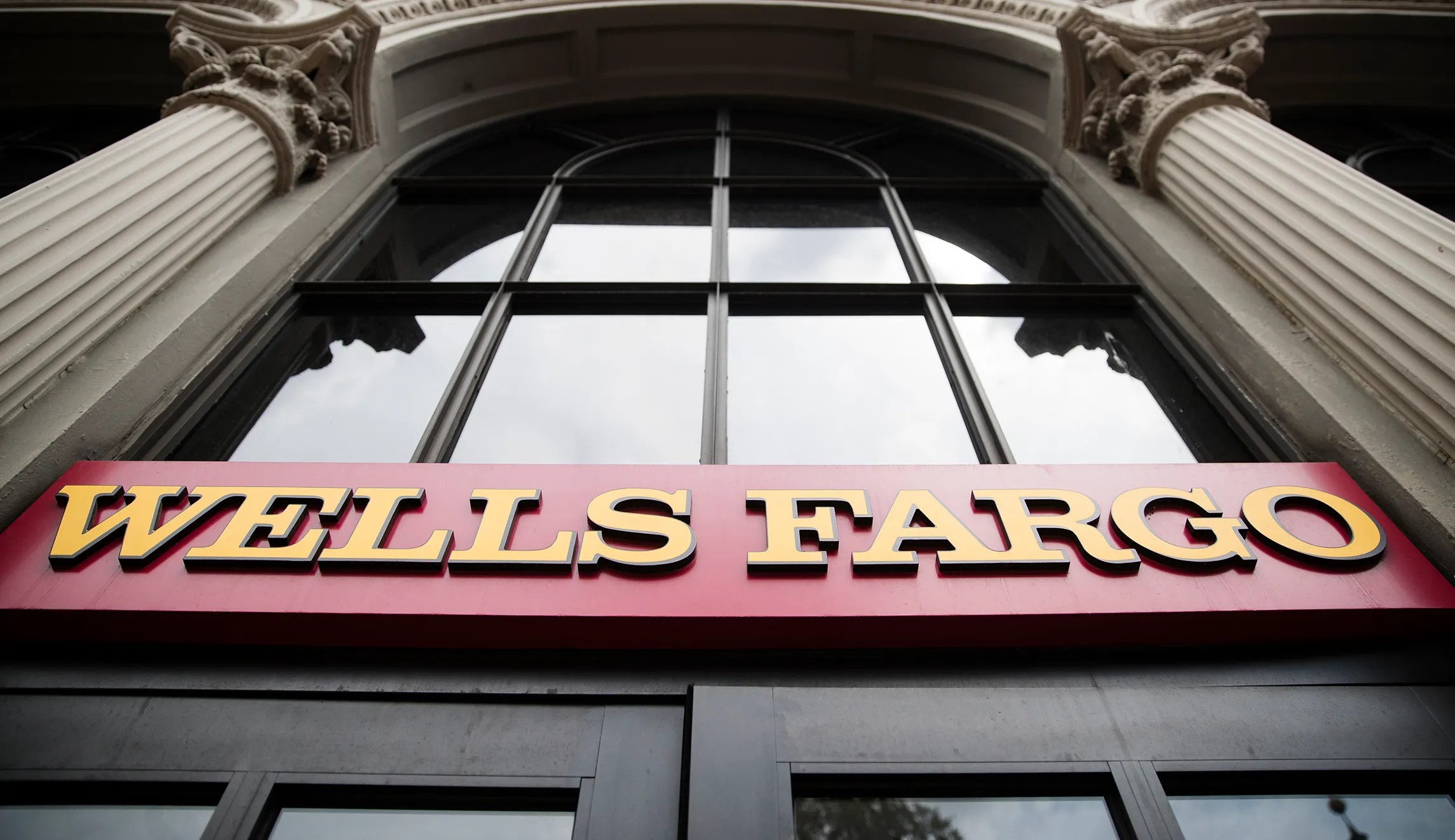 Wells Fargo pays $1 billion to settle investigations of auto loans, mortgages