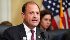 Andy Barr introduces bill to prevent banks from cutting off guns, crypto, and oil