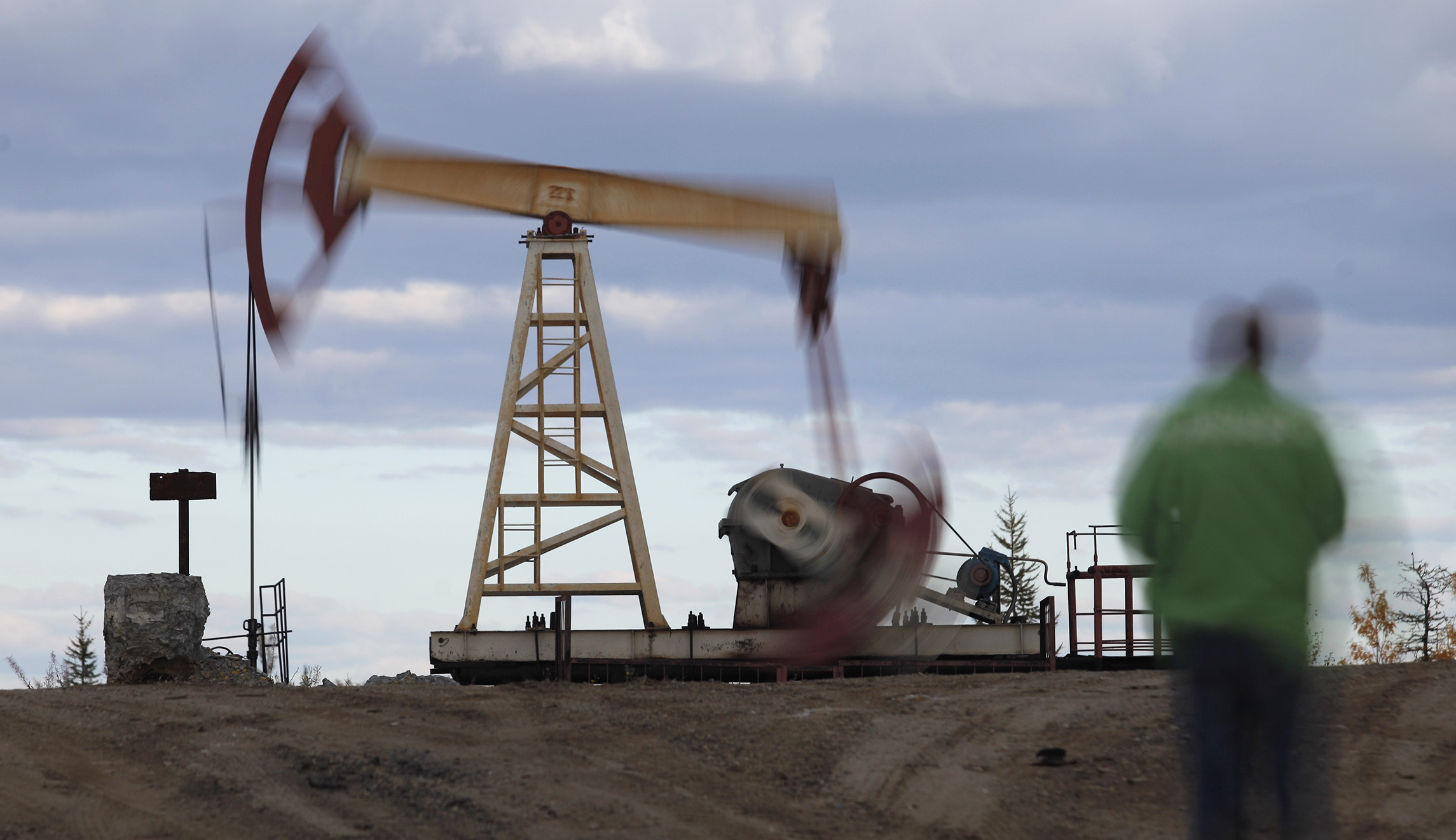 Feds unclear Saudi, Russia oil output will keep prices low