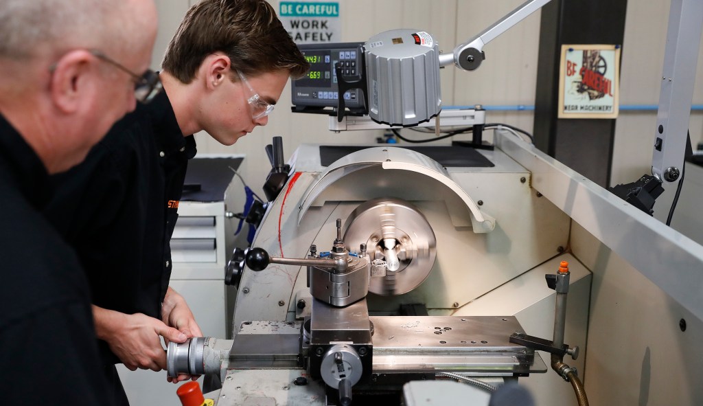 Worker retraining needed to maintain growth, White House says