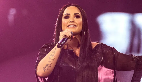 Why is Demi Lovato apologizing for visiting Israel?