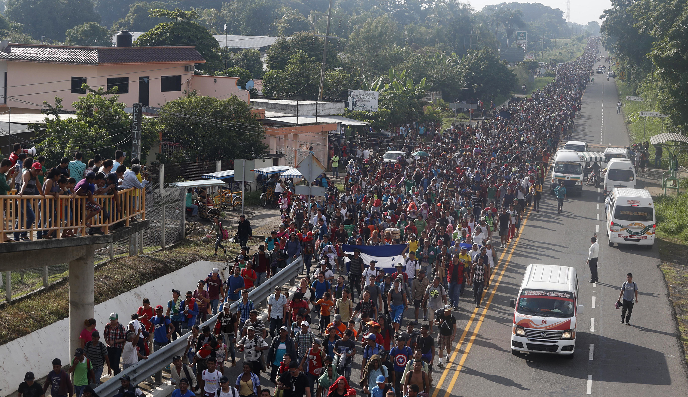 Growing migrant caravan presses ahead through Mexico to US border