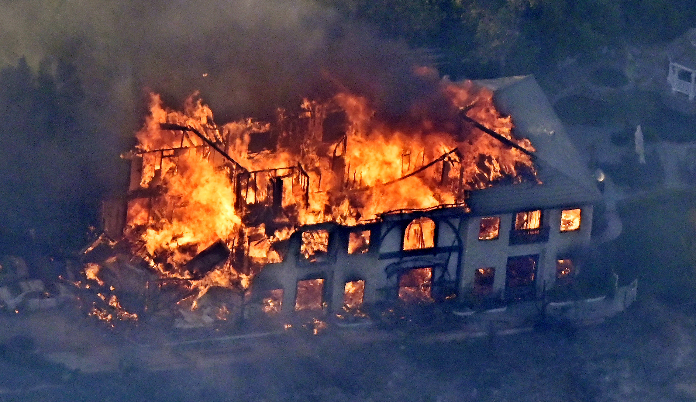 California wildfires send celebrities fleeing