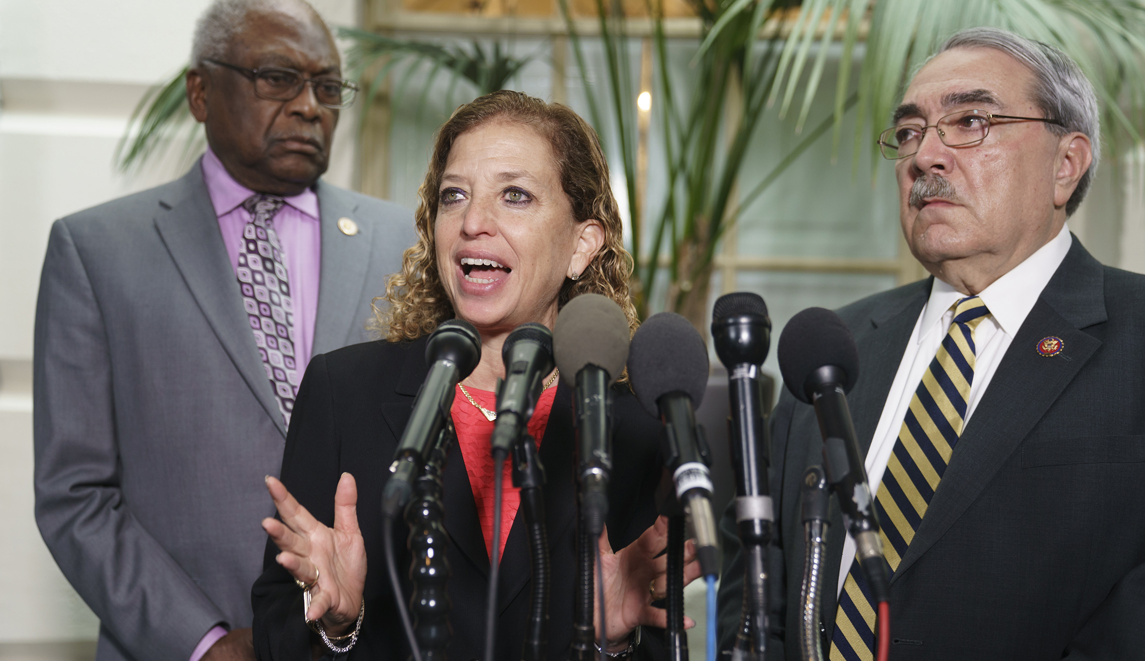 Debbie Wasserman Schultz bolts Women’s March over links to anti-Semitism