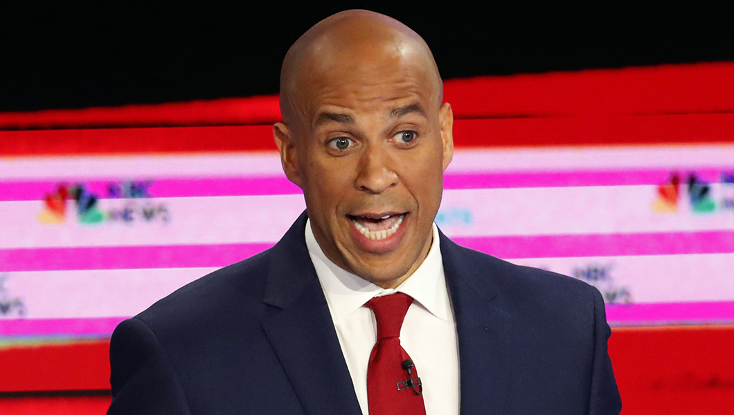 Booker answers immigration question in heavily accented Spanish