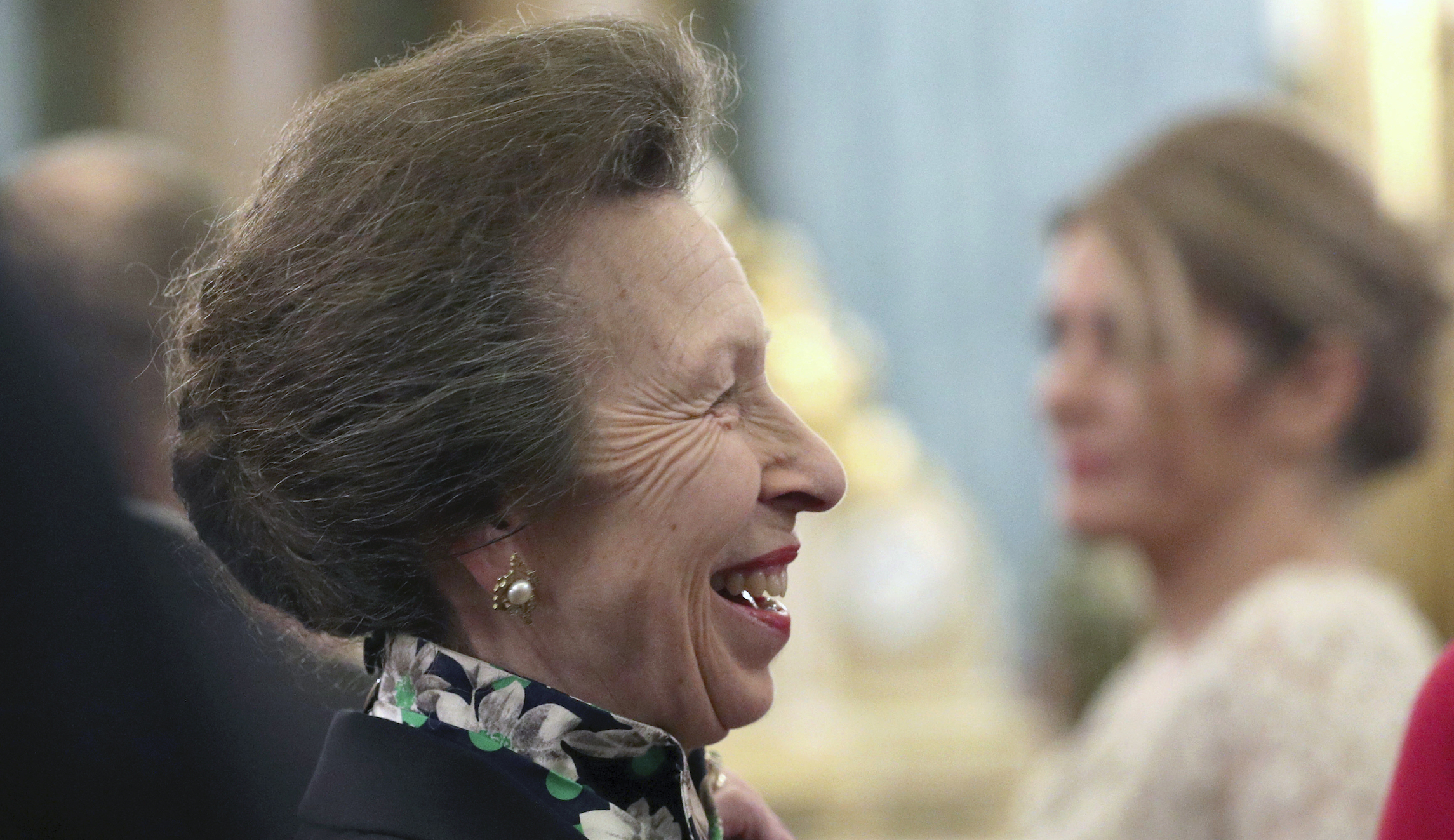WATCH: Queen gives Princess Anne side-eye for shunning Trump