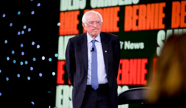 Des Moines Register snubs Bernie Sanders amid Iowa surge, backs Warren for Democratic nod