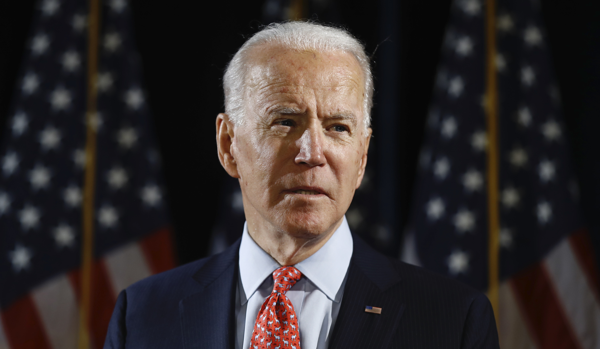 Biden staff wearing masks and gloves around him