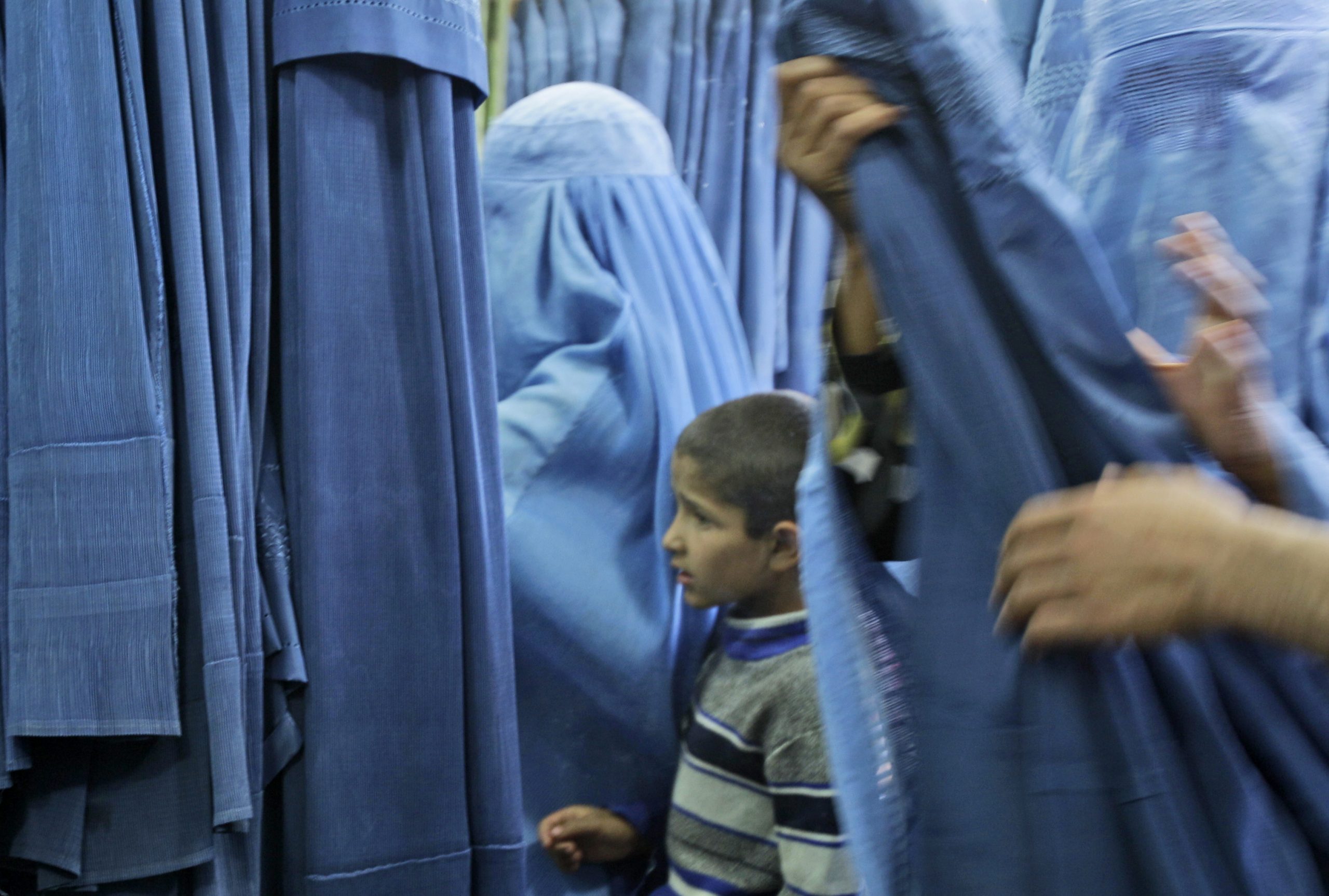 Taliban order women to be covered from head to toe