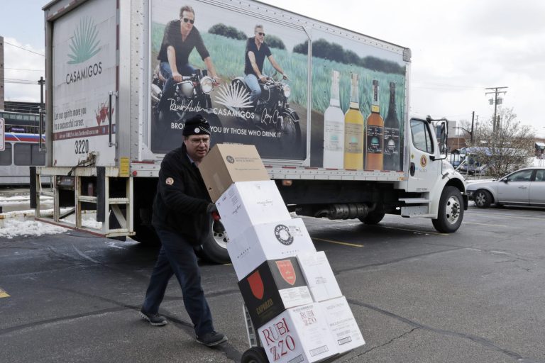 Ohio bill would make alcohol delivery permanent for bars and restaurants