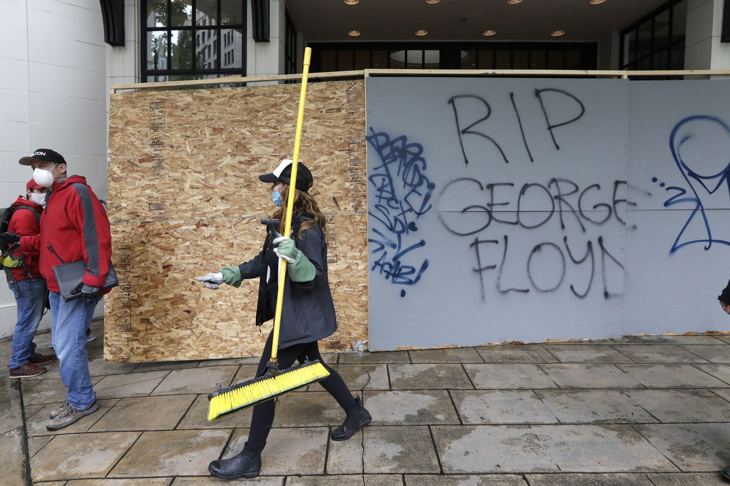 Minneapolis ‘Umbrella Man’ who smashed store’s windows believed to be white supremacist
