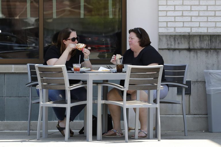 Illinois restaurants and patrons adjust to new mask rules