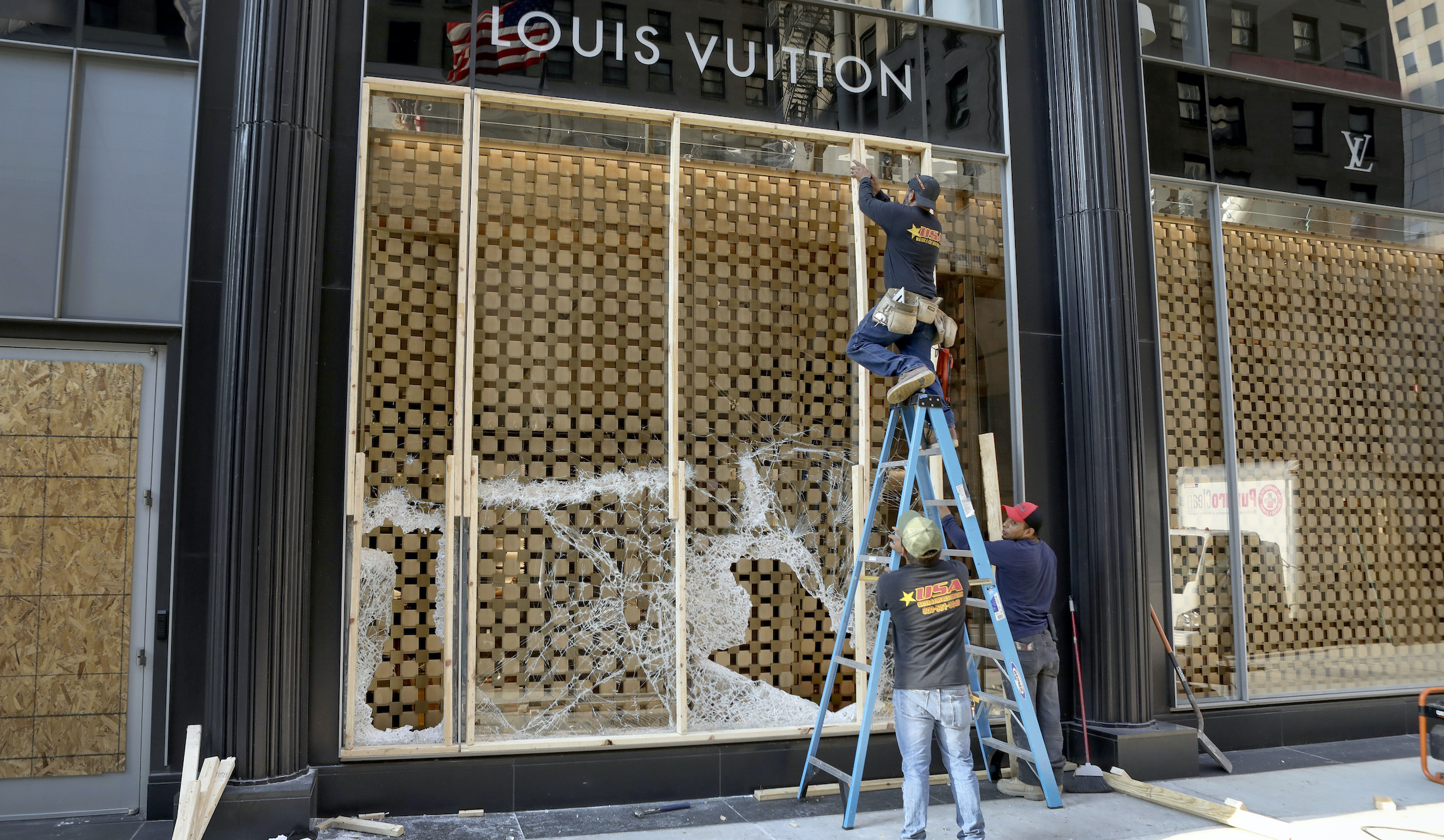 Man arrested on more than a dozen felony charges in connection to Chicago looting spree