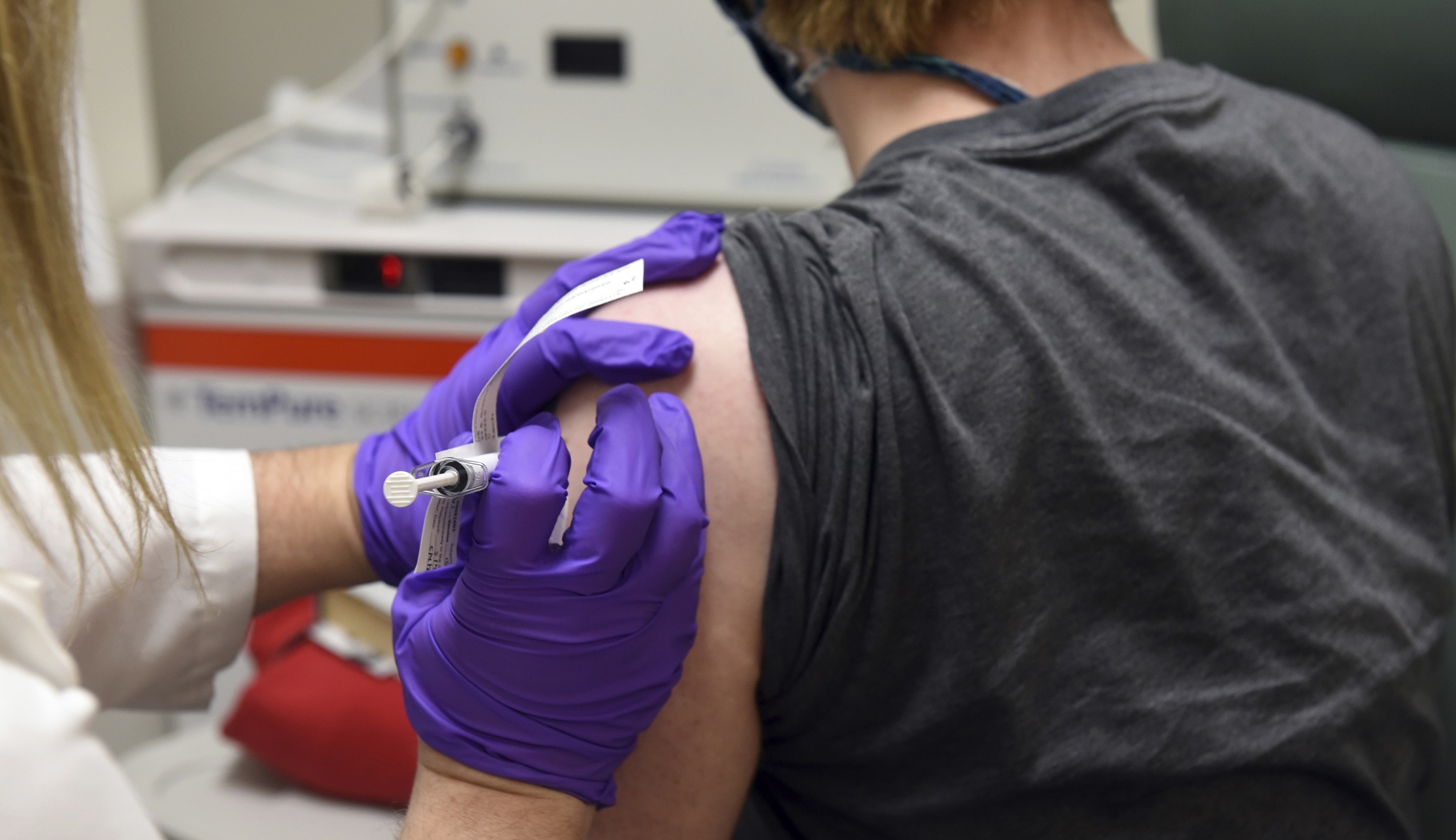 Oregon health care workers receive first COVID-19 vaccinations